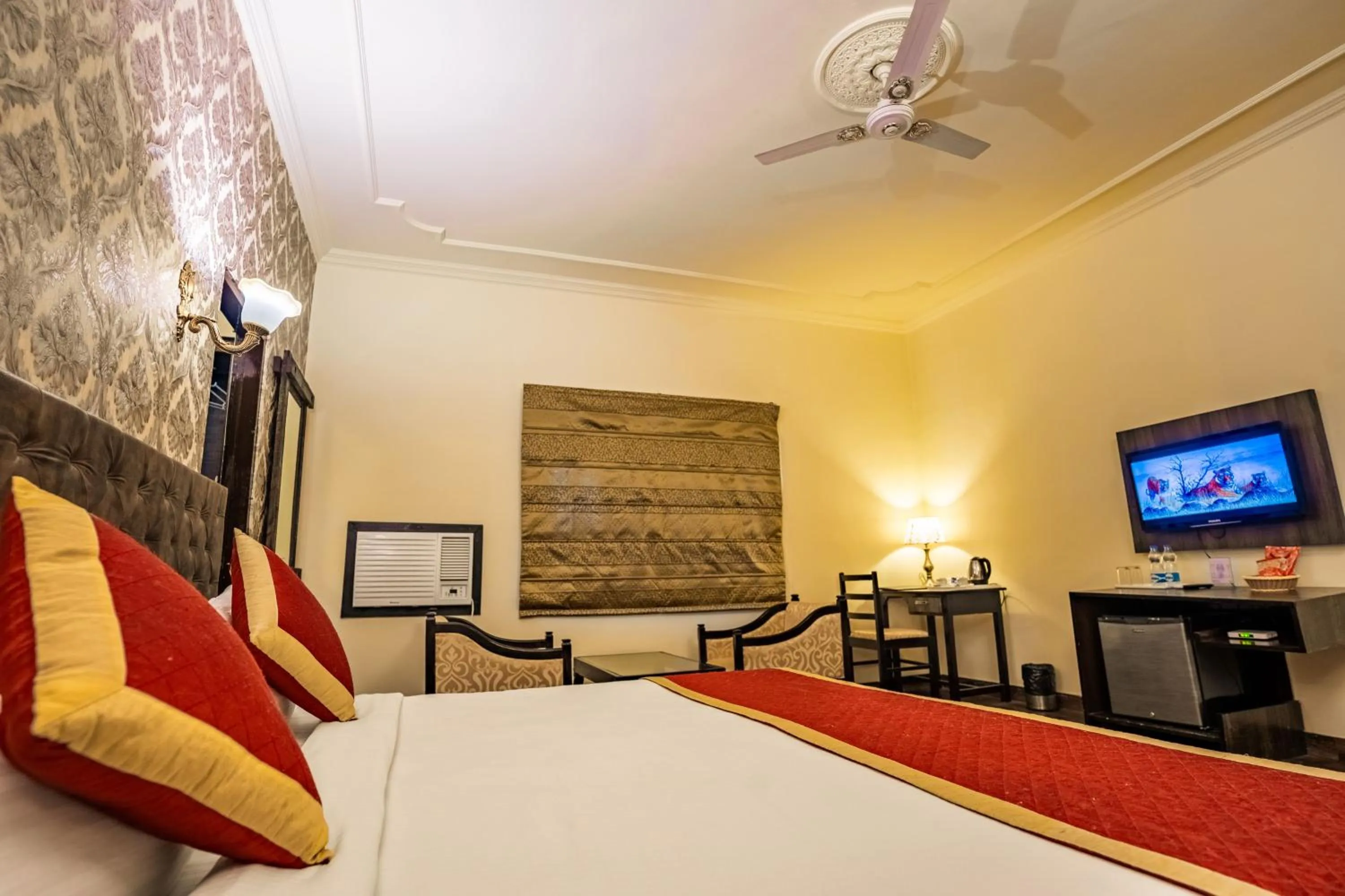 Photo of the whole room, Bed in Shani Vilas Ranthambore
