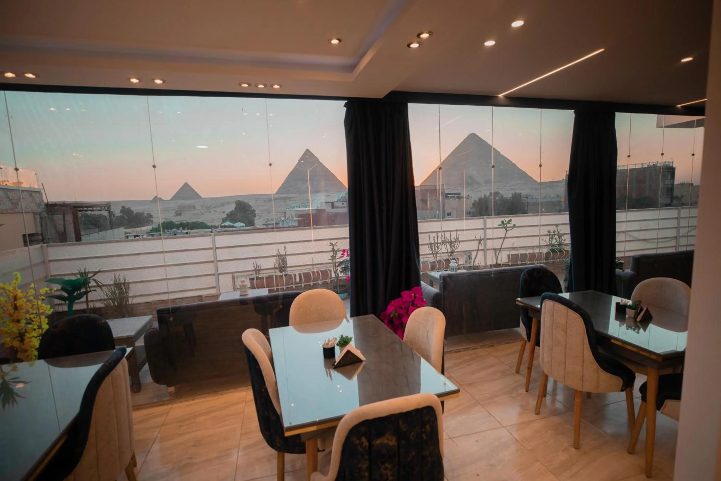 Restaurant/places to eat in Horus Guest House Pyramids View