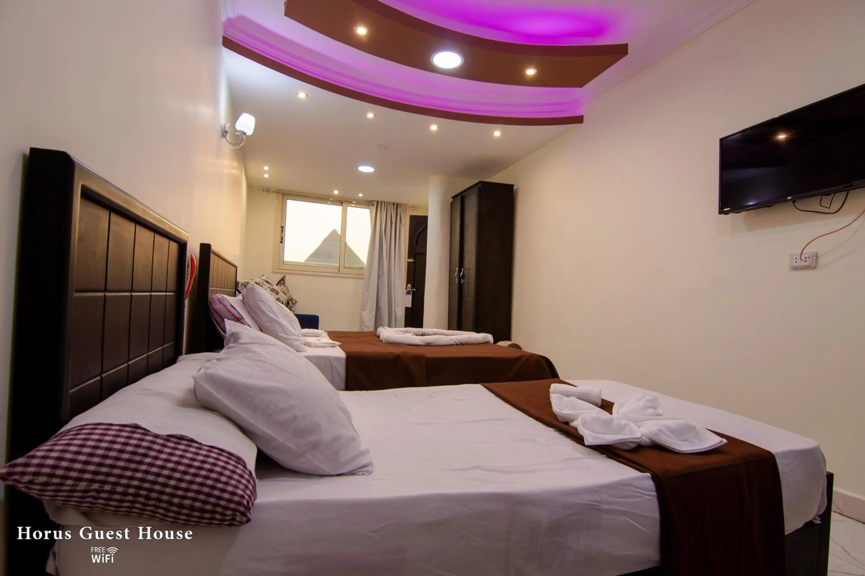 Communal lounge/ TV room, Bed in Horus Guest House Pyramids View