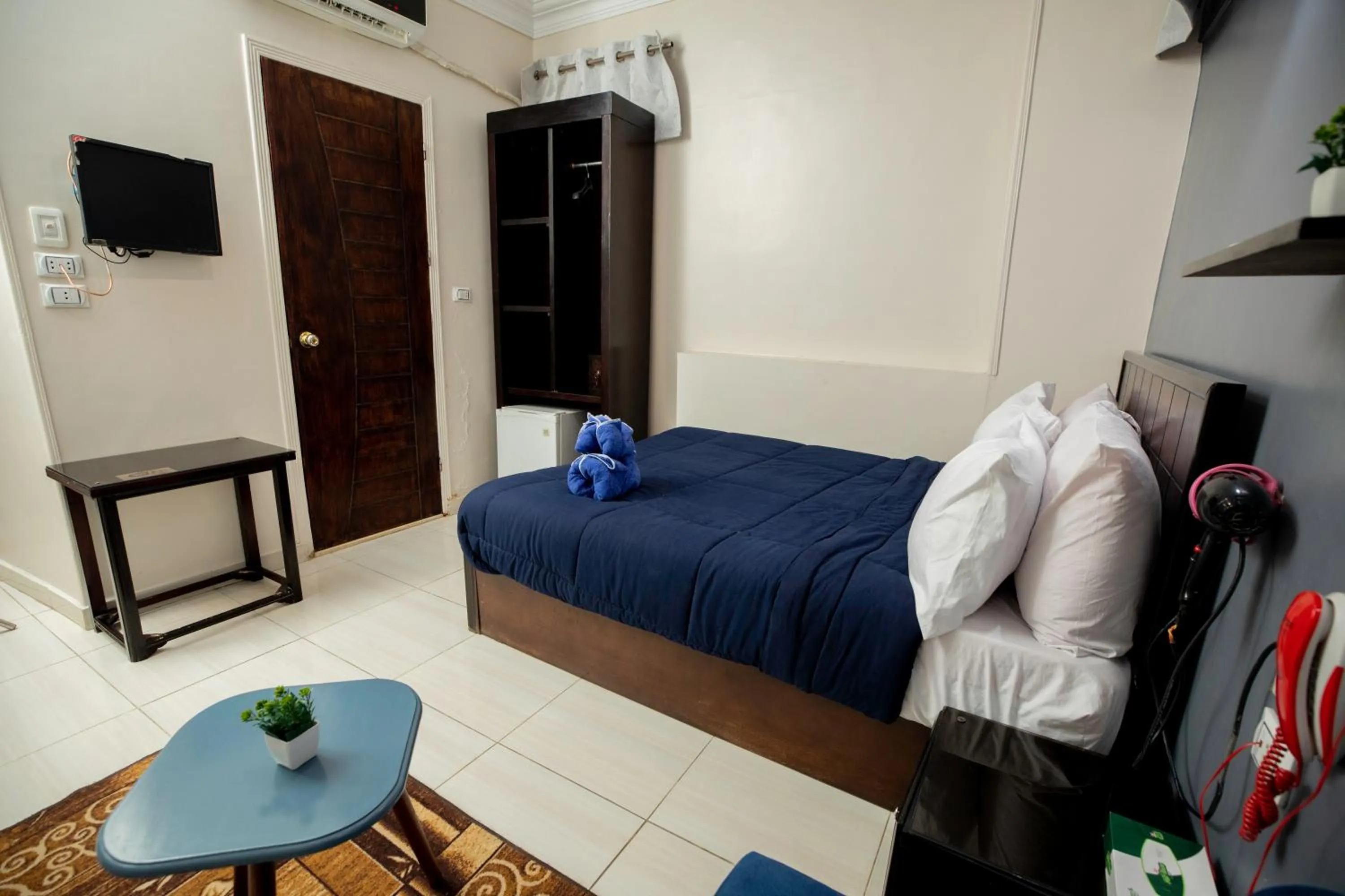 Communal lounge/ TV room, Bed in Horus Guest House Pyramids View