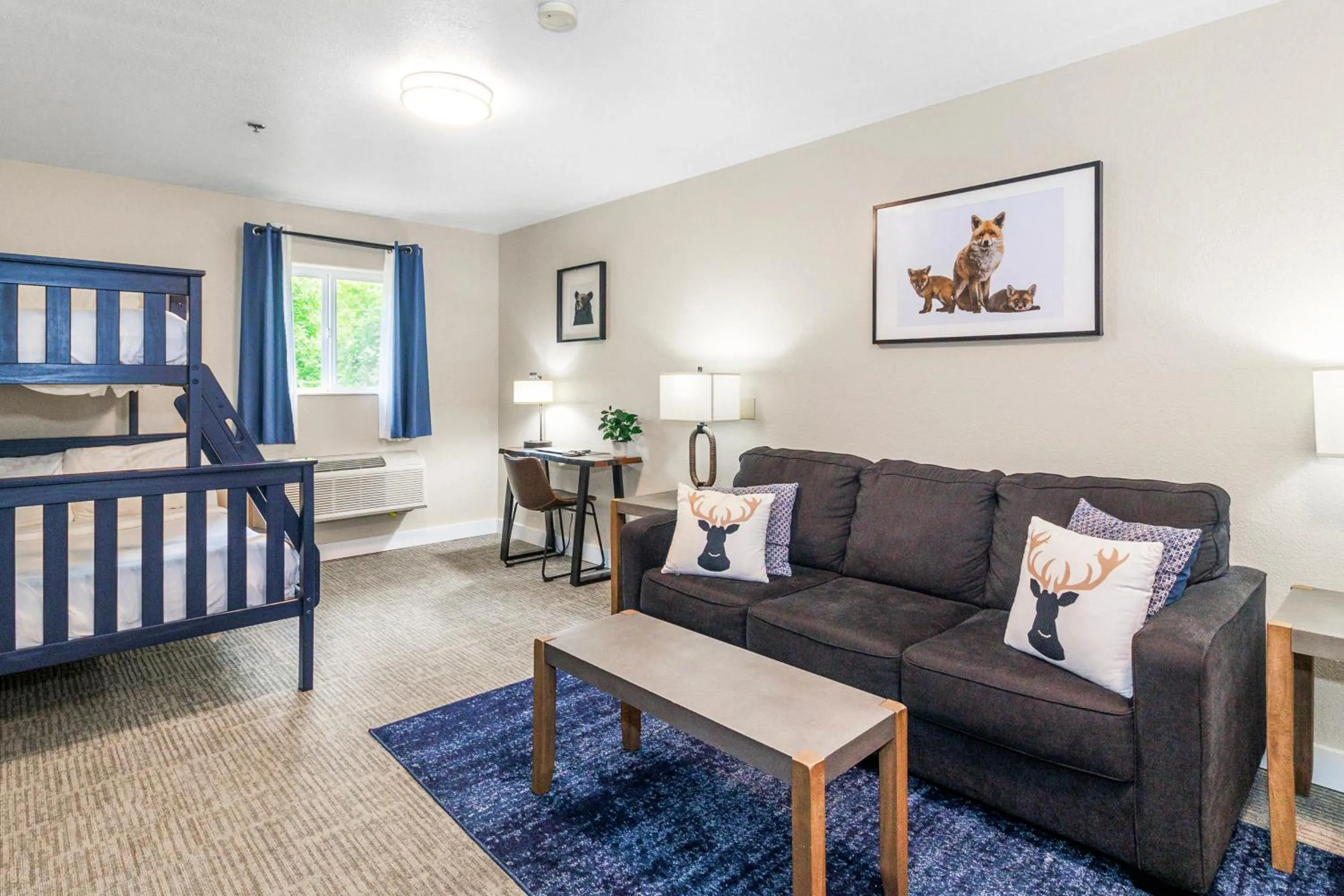 Seating area, Bed in Inn At Mount Shasta