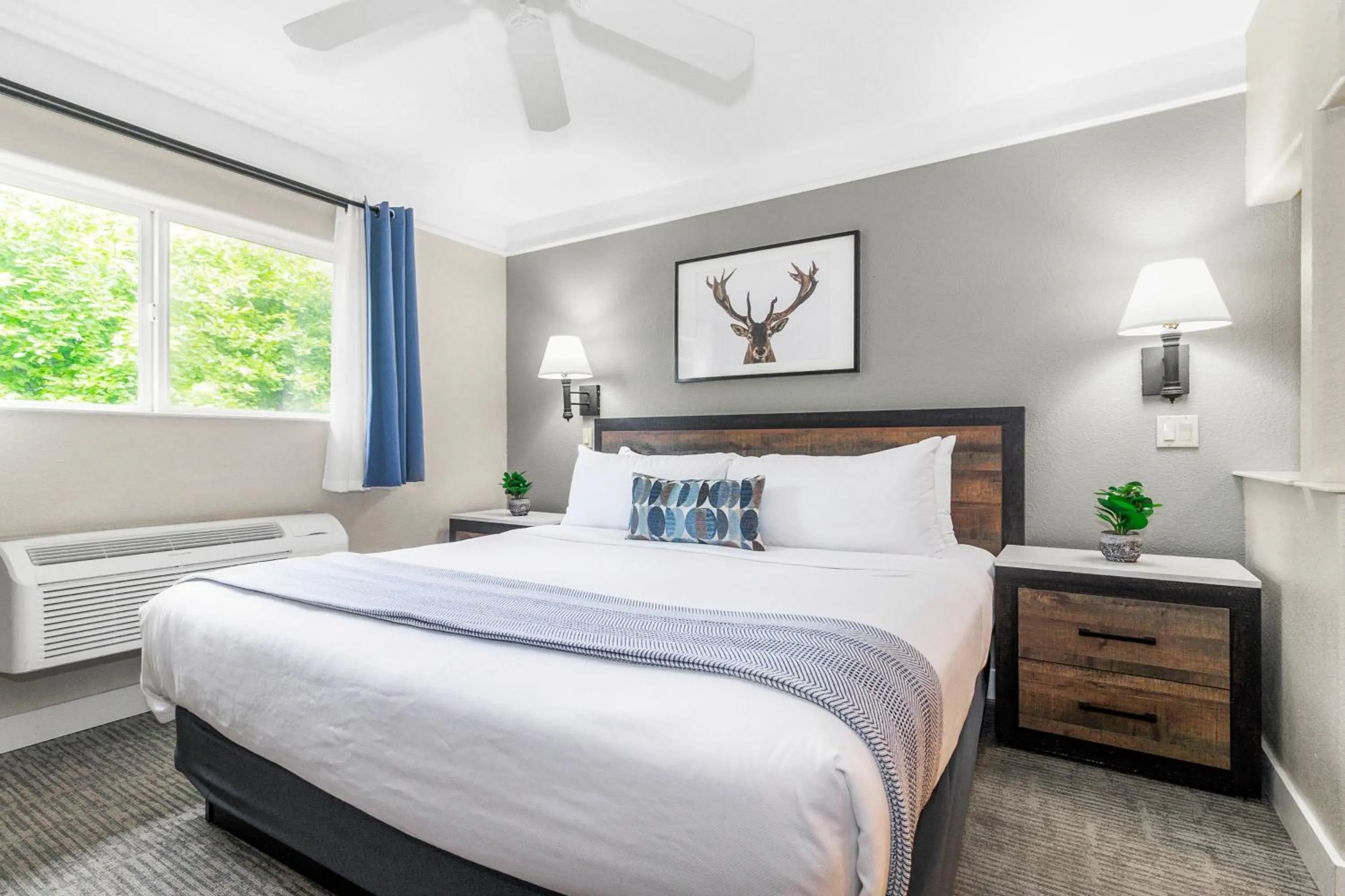 Bed in Inn At Mount Shasta