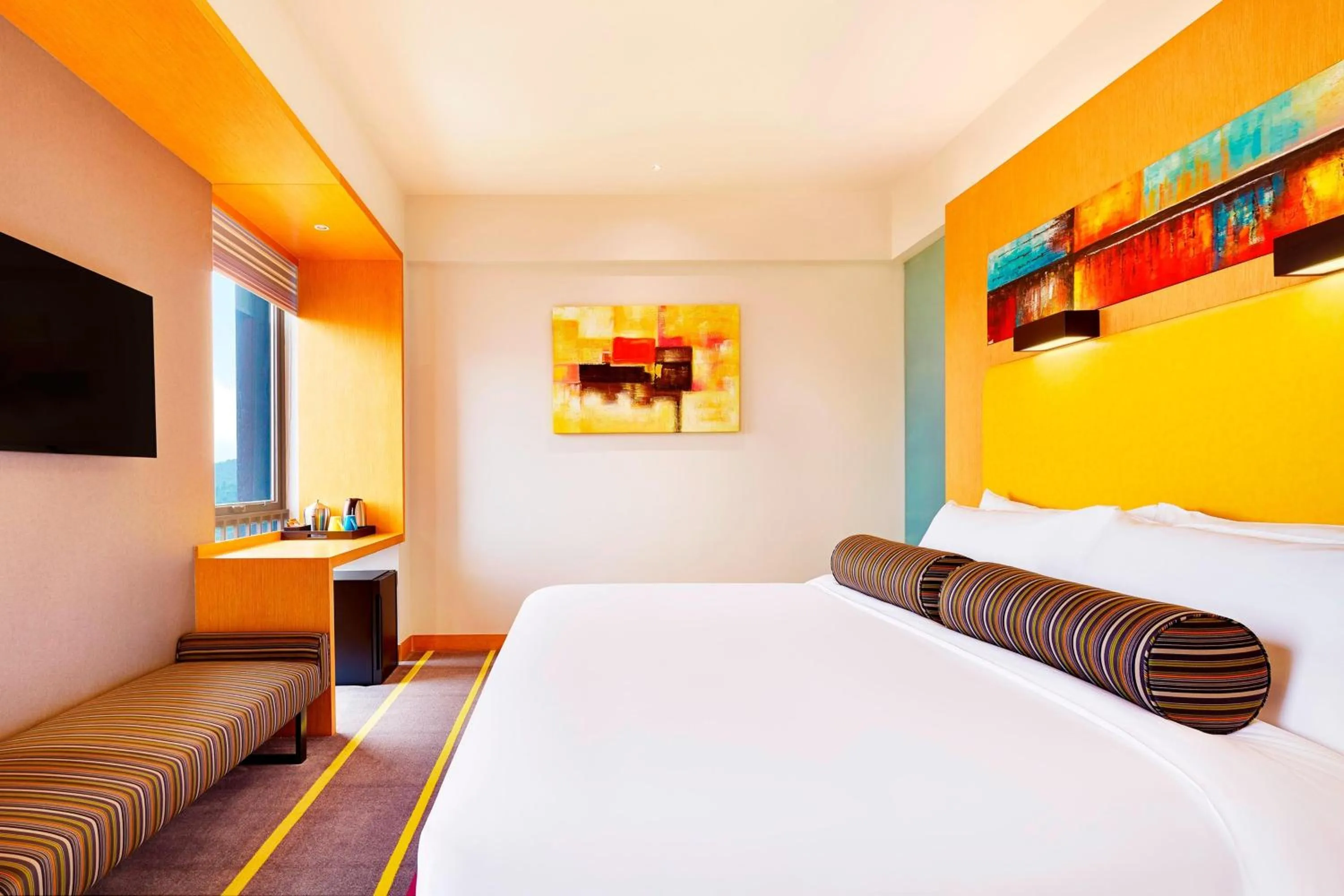 Photo of the whole room, Bed in Aloft Dynamic Town
