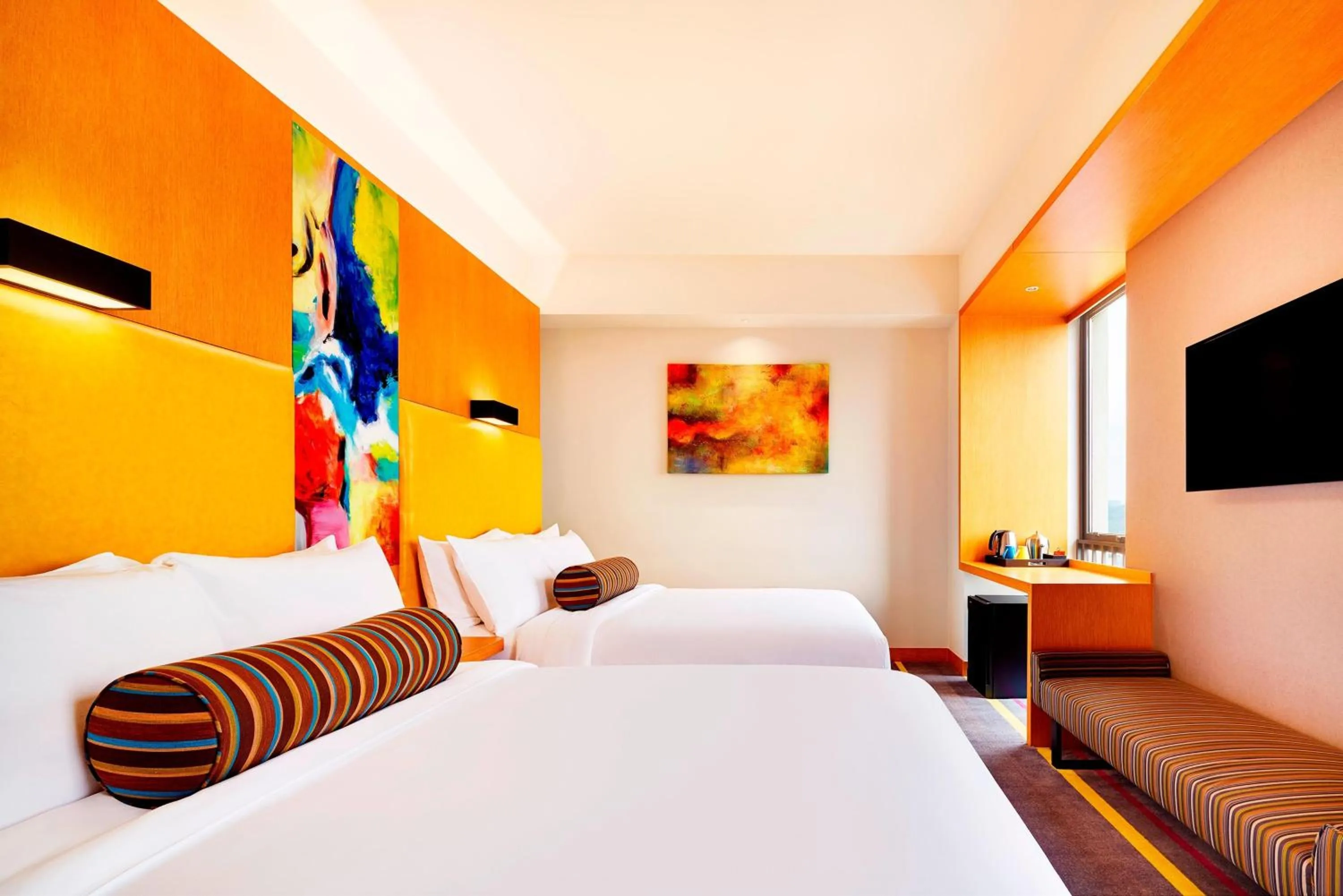 Photo of the whole room, Bed in Aloft Dynamic Town