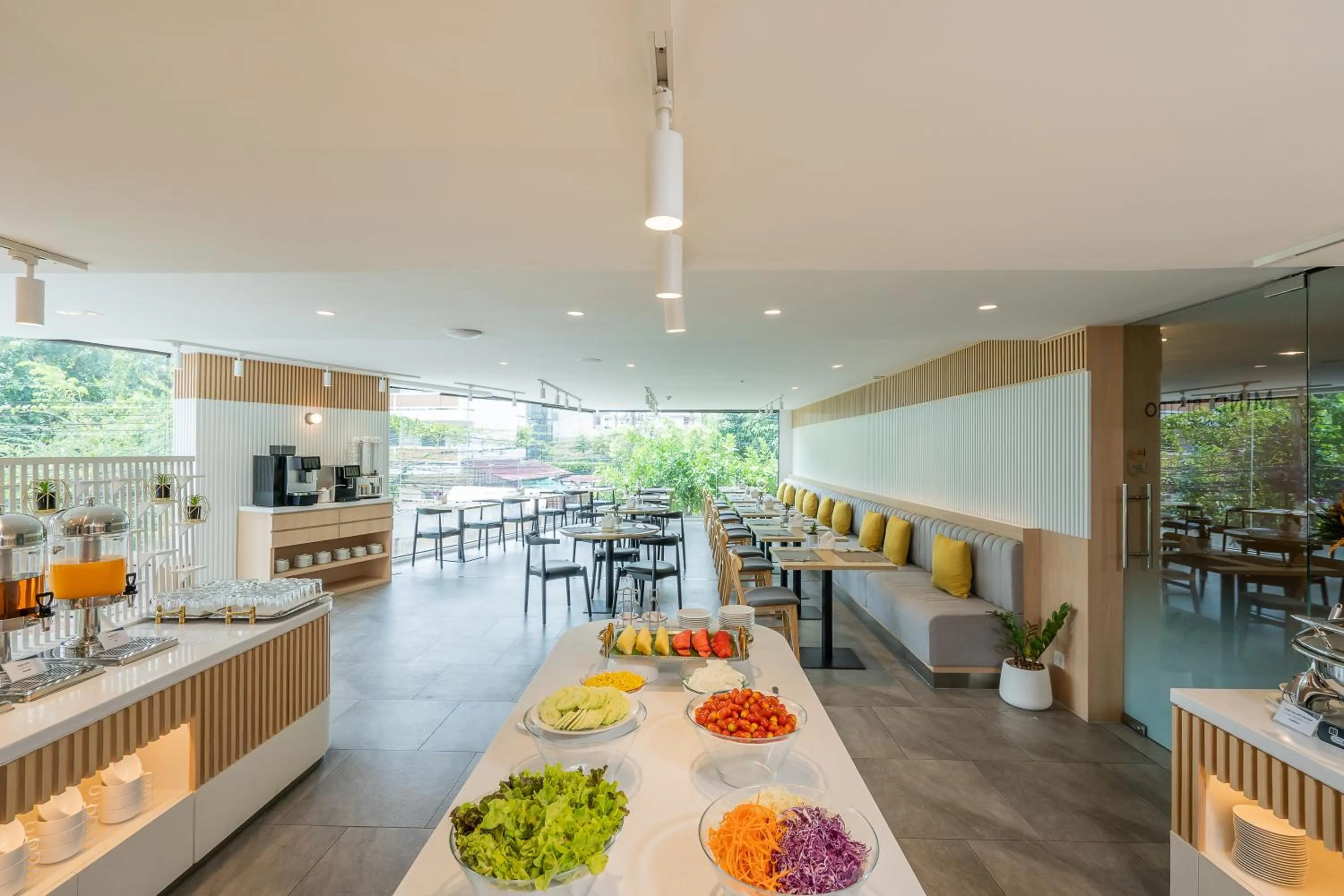 Restaurant/places to eat in Aster Hotel and Residence by At Mind