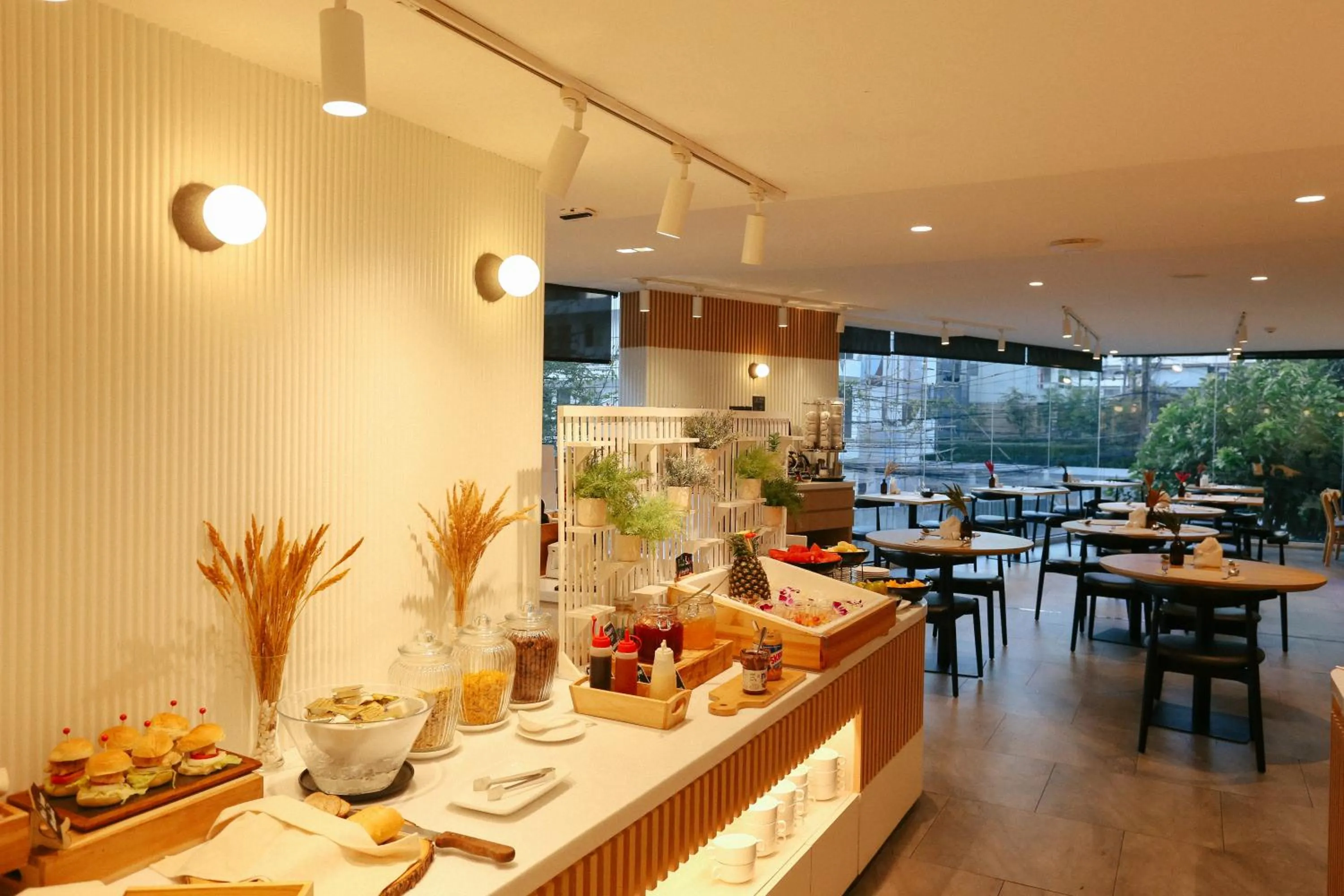 Restaurant/places to eat in Aster Hotel and Residence by At Mind