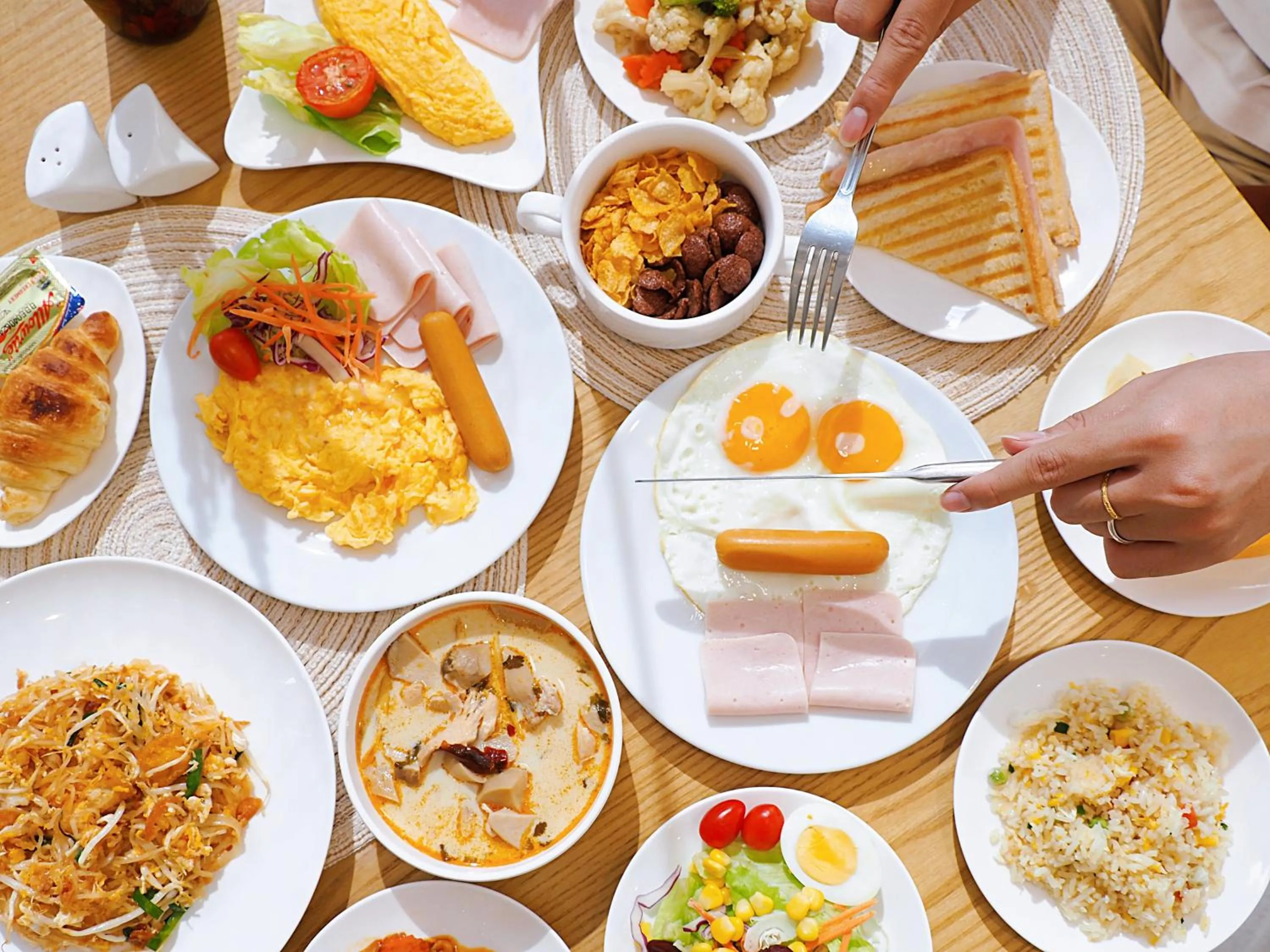 Restaurant/places to eat in Aster Hotel and Residence by At Mind