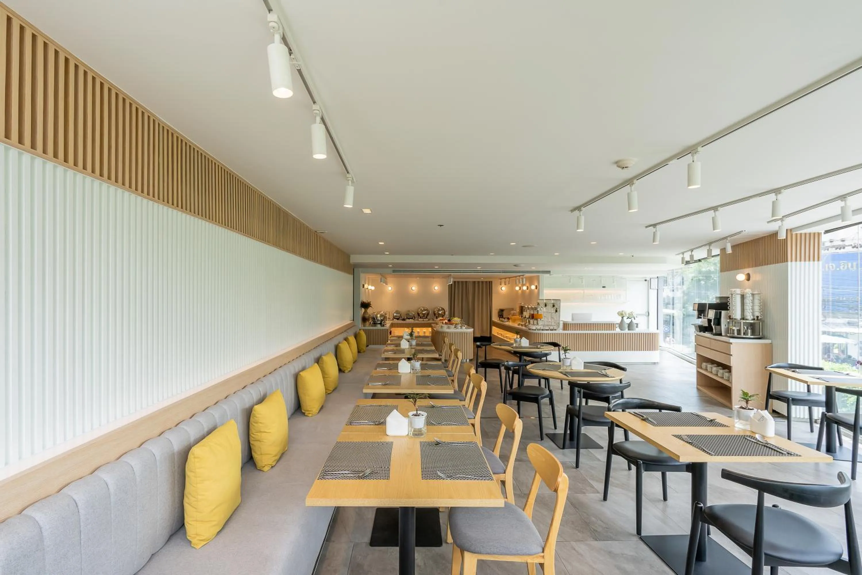 Restaurant/places to eat in Aster Hotel and Residence by At Mind