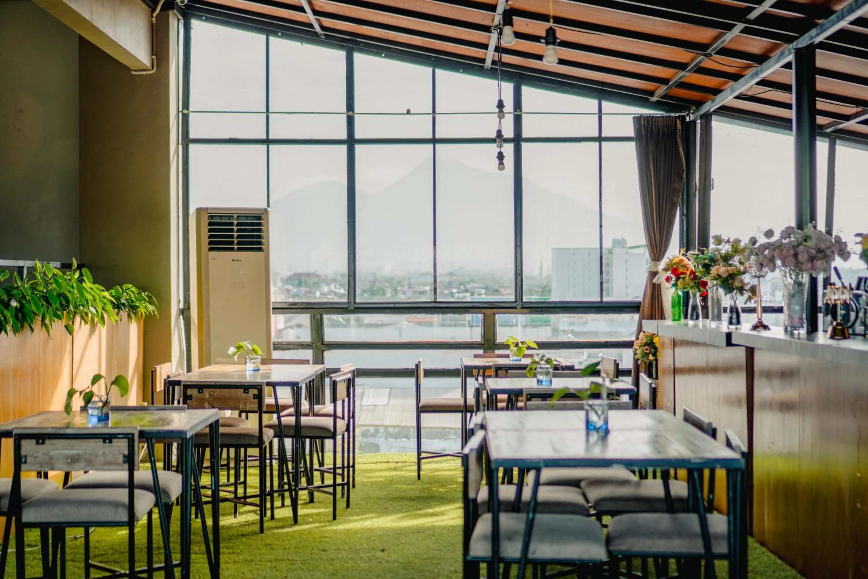 Restaurant/places to eat in Yellow Star Gejayan Hotel