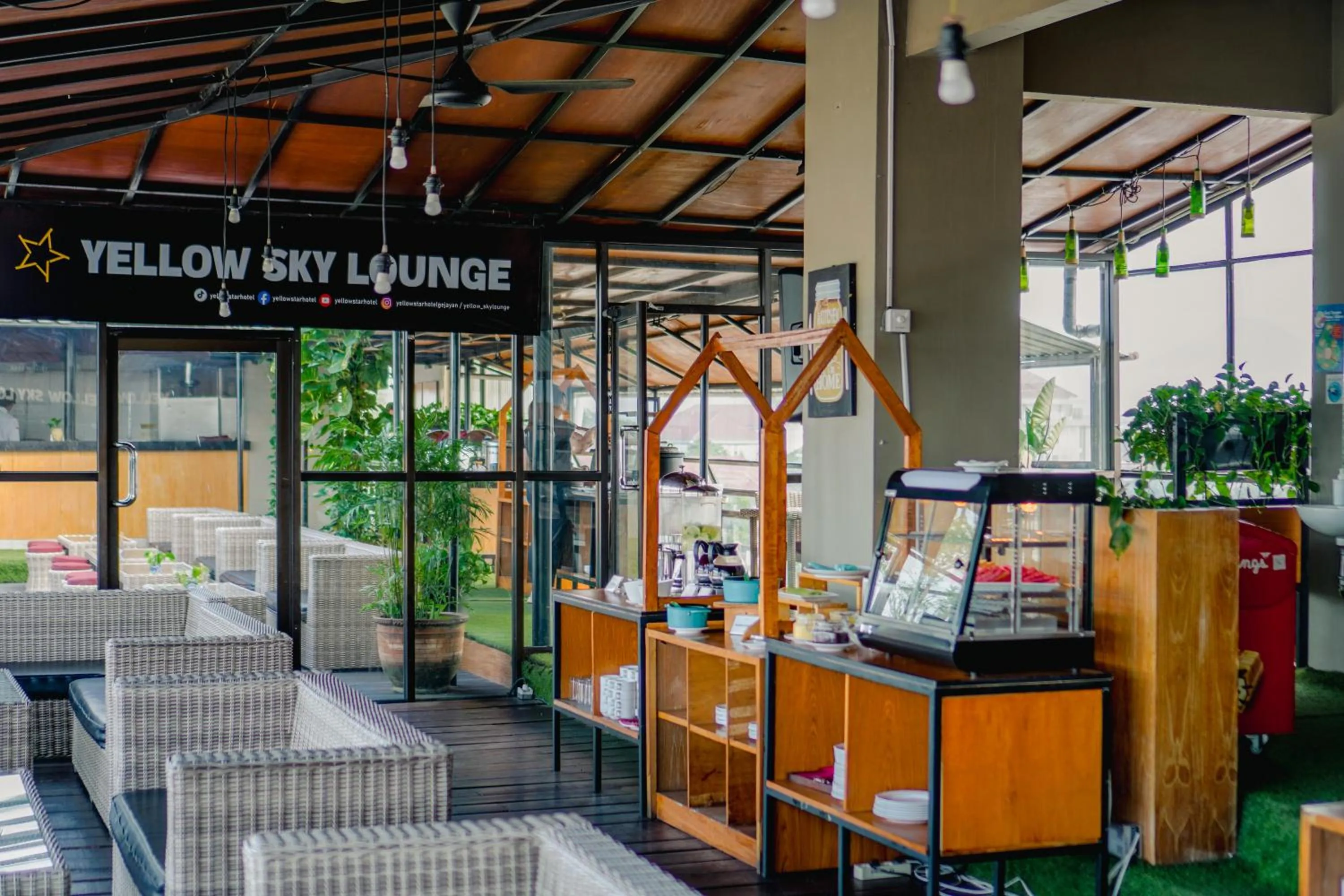 Restaurant/places to eat in Yellow Star Gejayan Hotel