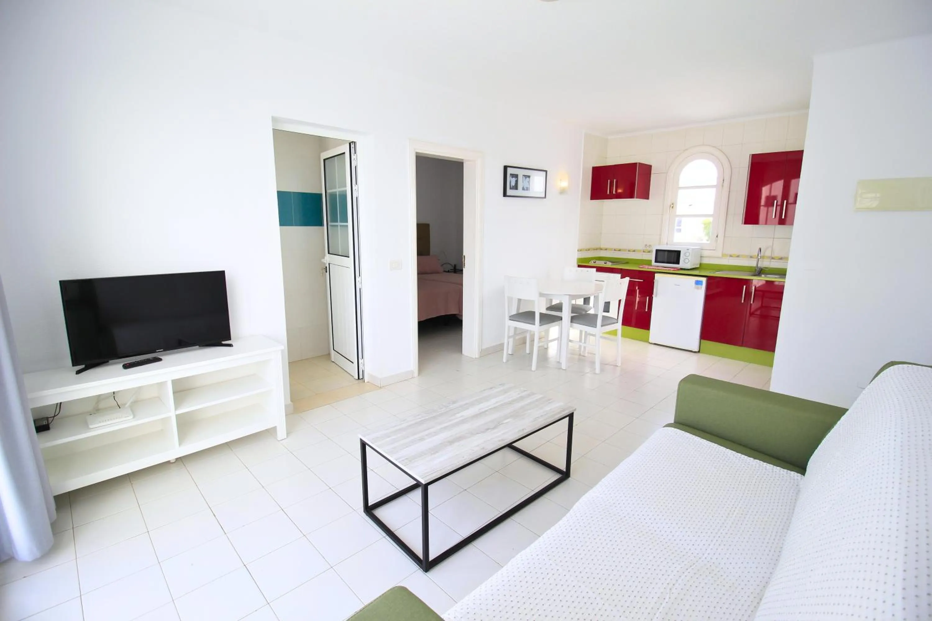 TV and multimedia in Apartamentos Corona Mar