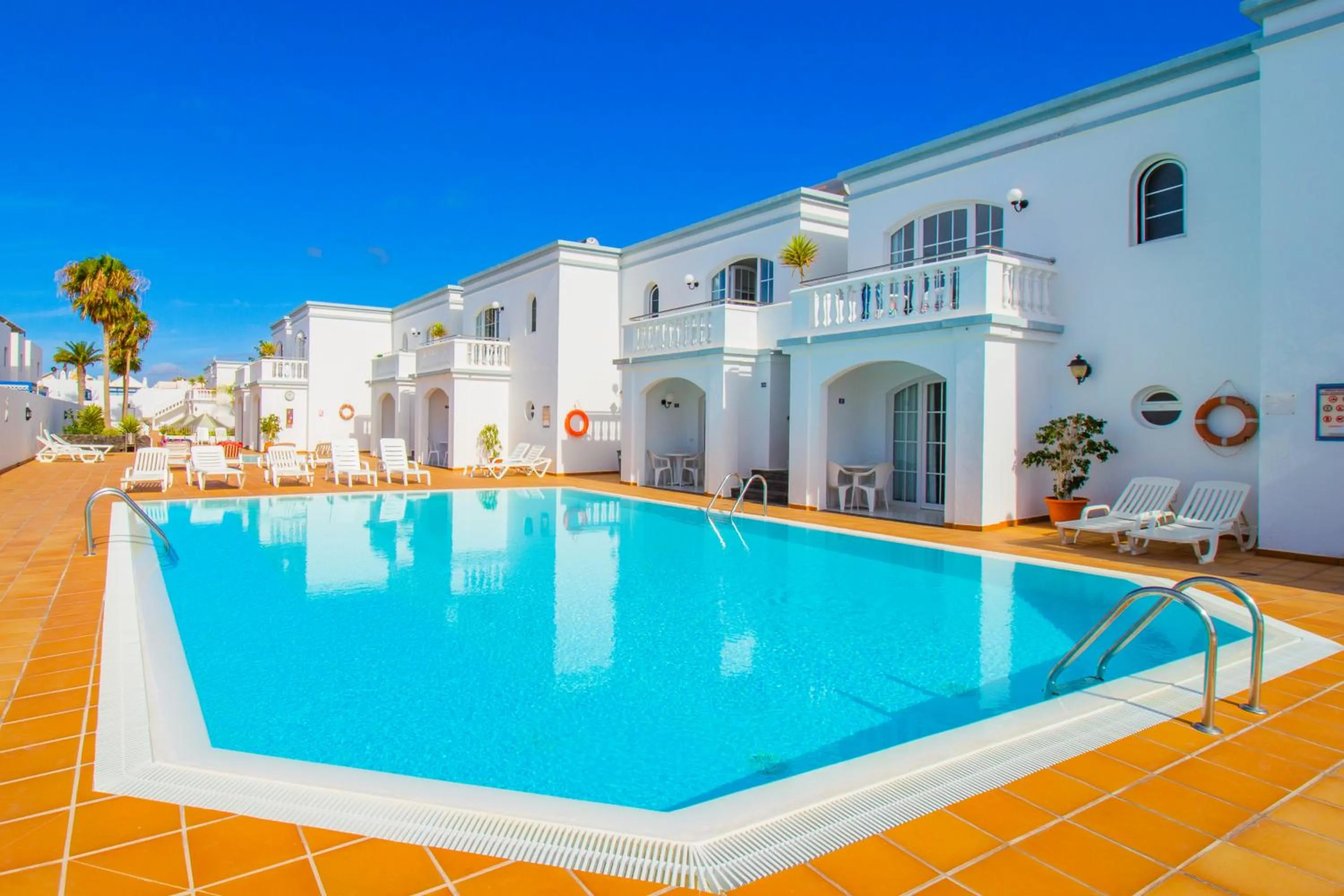 Swimming pool in Apartamentos Corona Mar