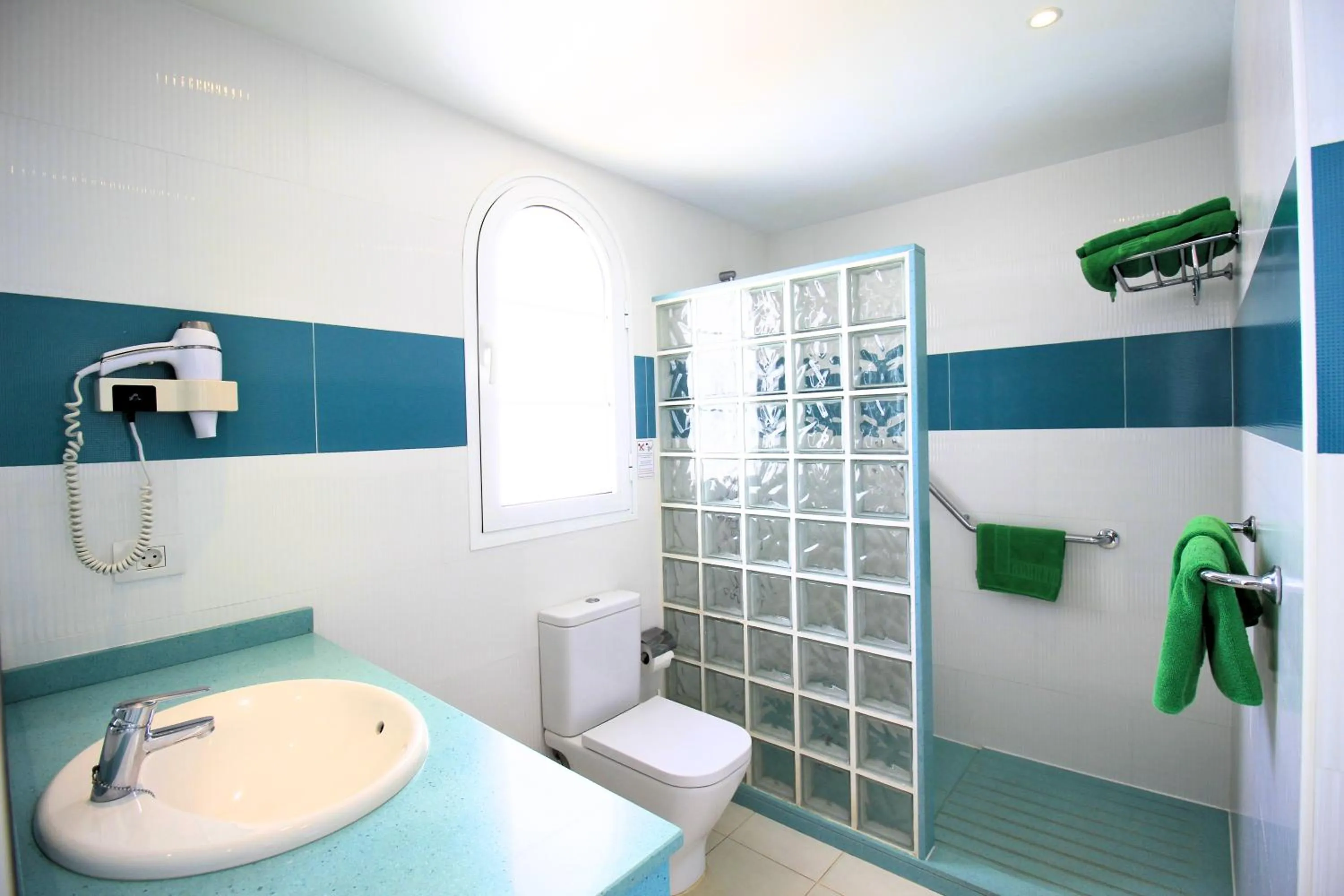 Shower in Apartamentos Corona Mar