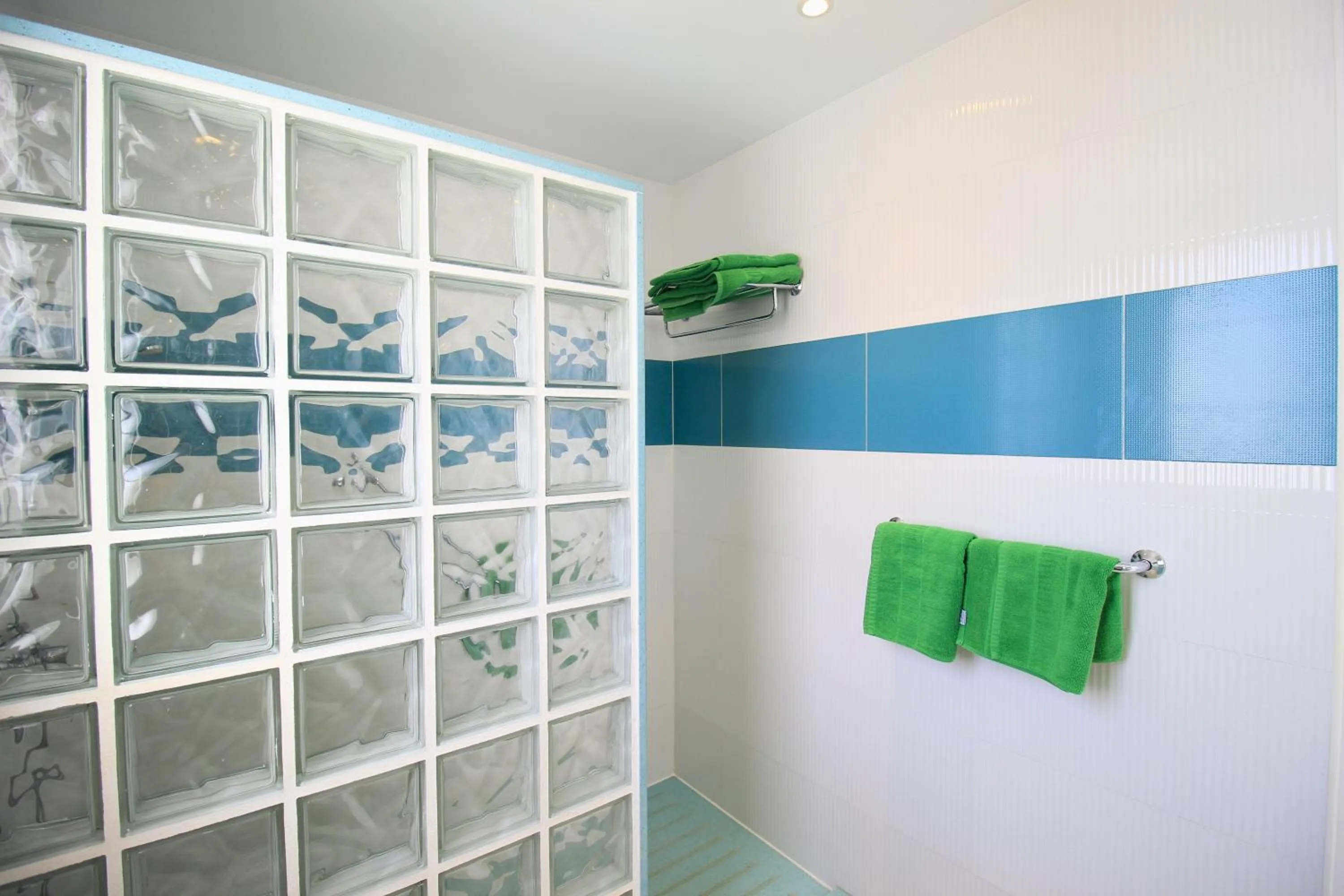 Shower in Apartamentos Corona Mar