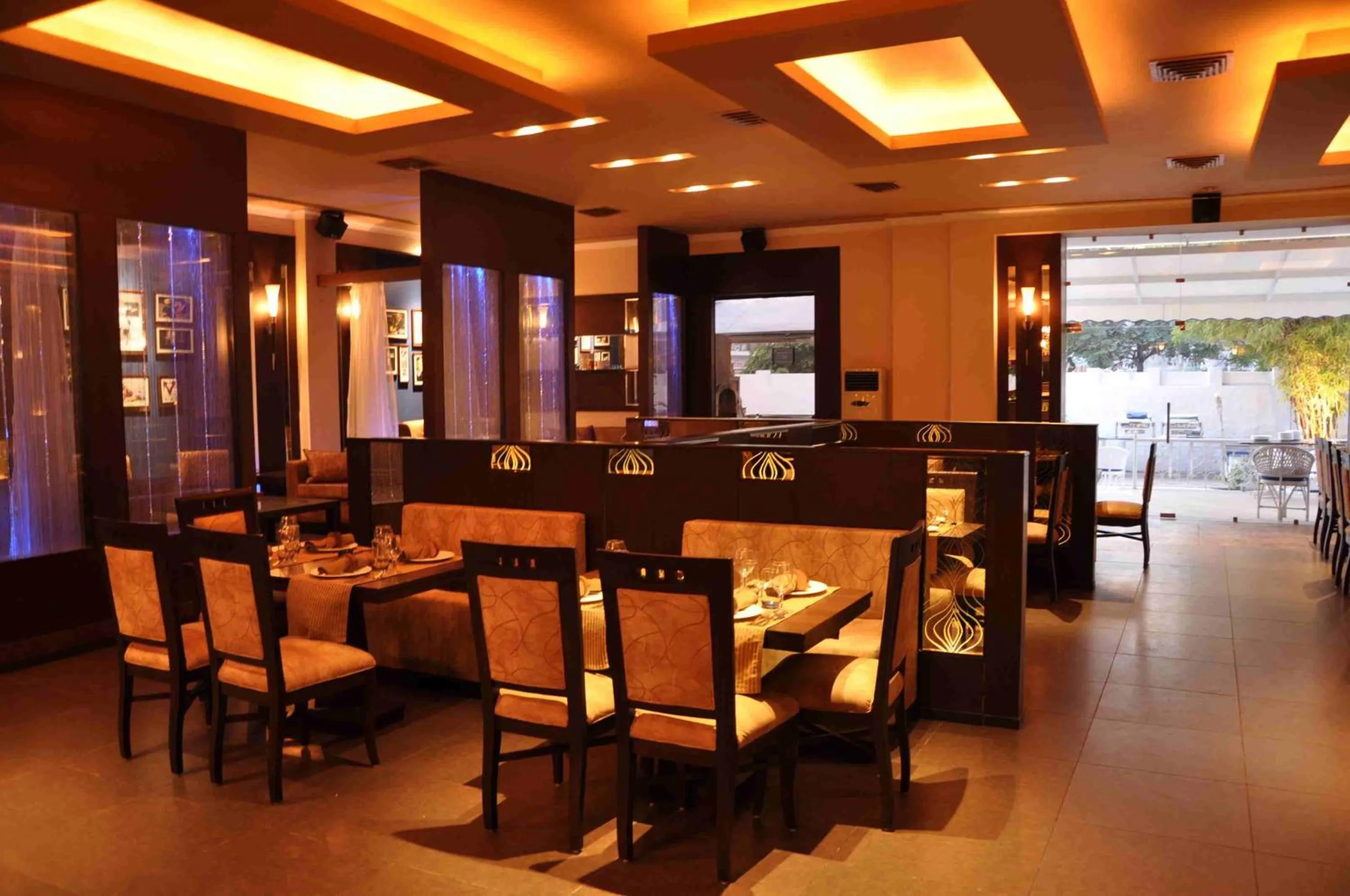 Restaurant/places to eat in Regent Park Hotel