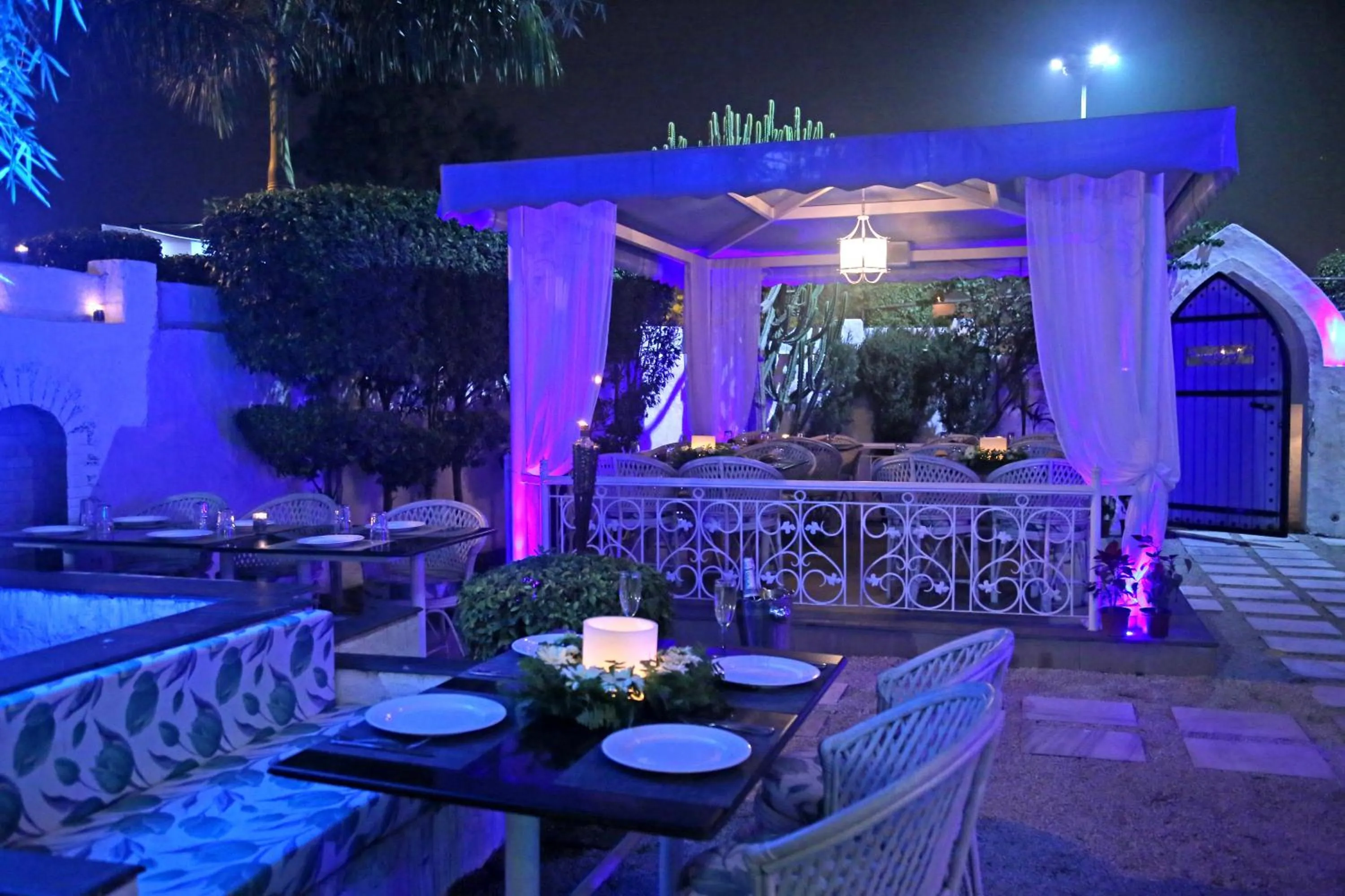 Restaurant/places to eat in Regent Park Hotel