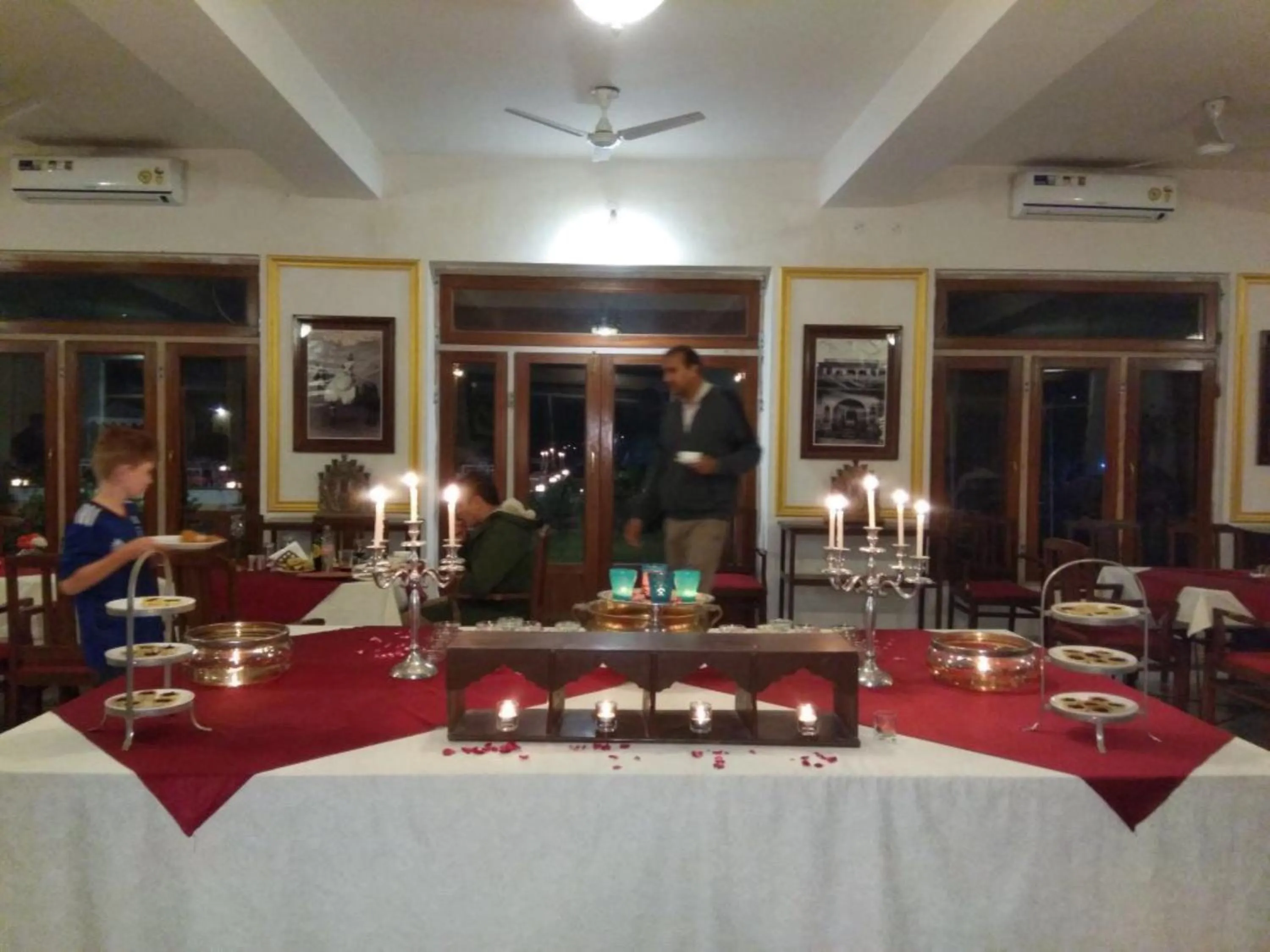 Restaurant/places to eat in Bhanwar Vilas Palace