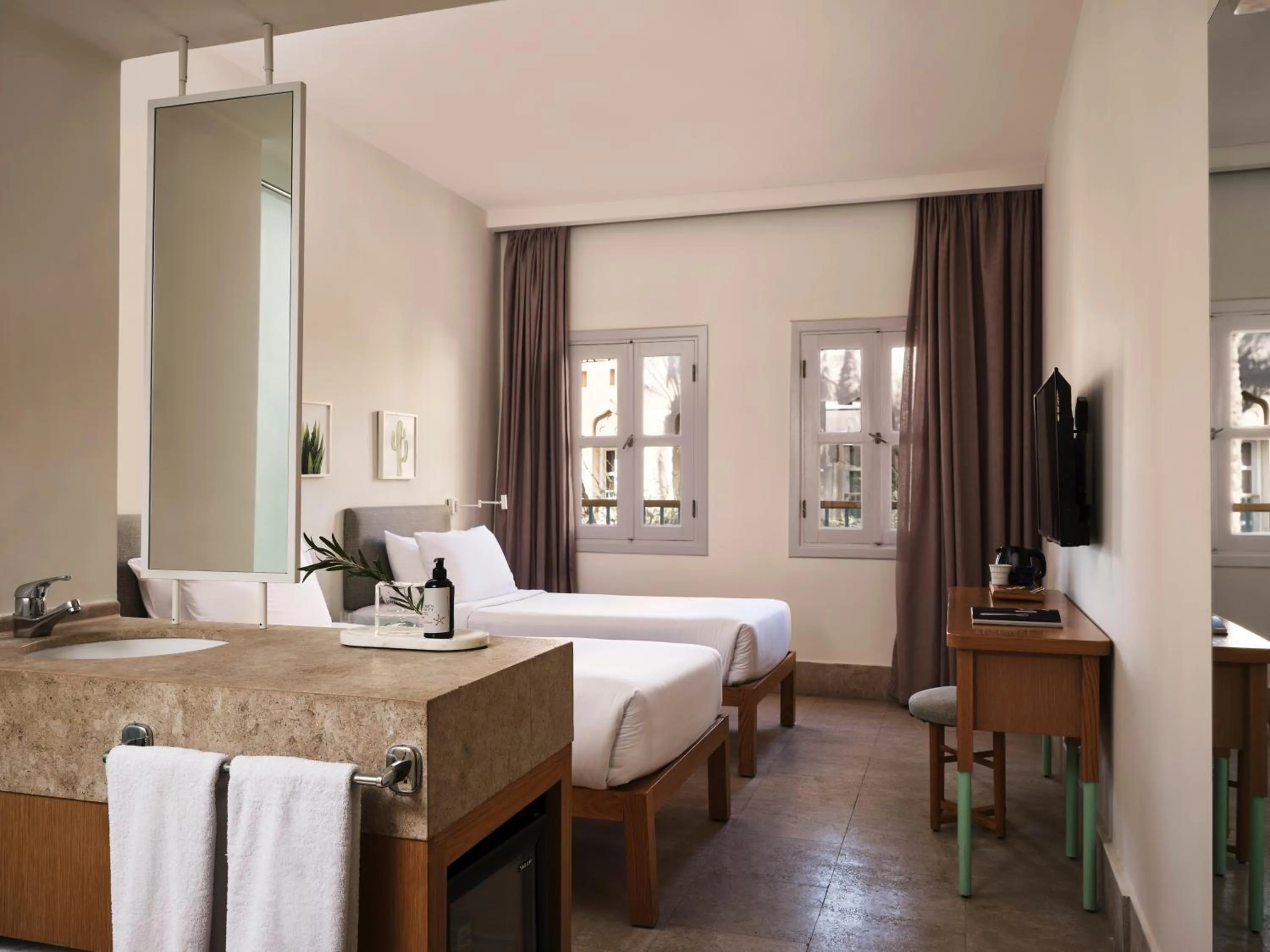 Bathroom, Bed in Captain's Inn Hotel