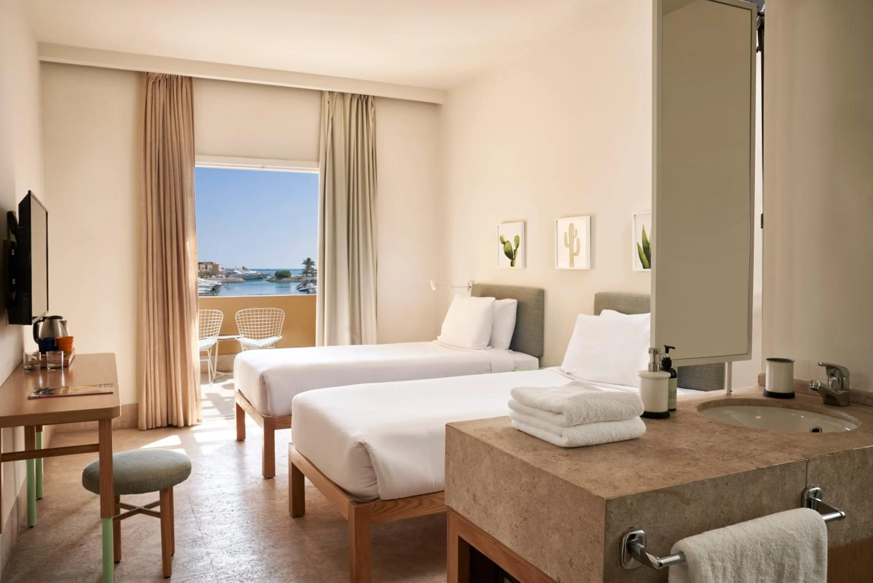 Photo of the whole room, Bed in Captain's Inn Hotel