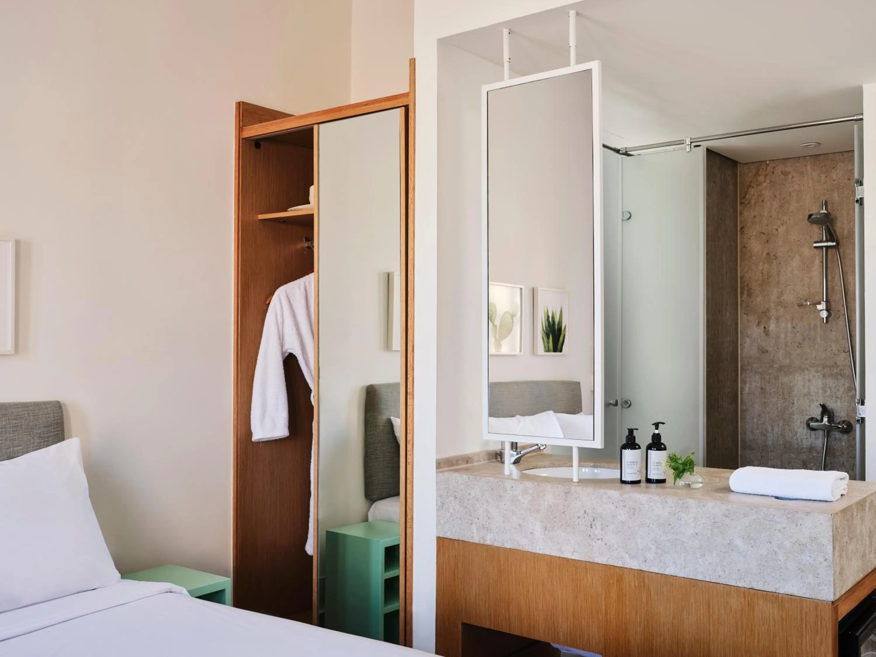 Shower in Captain's Inn Hotel