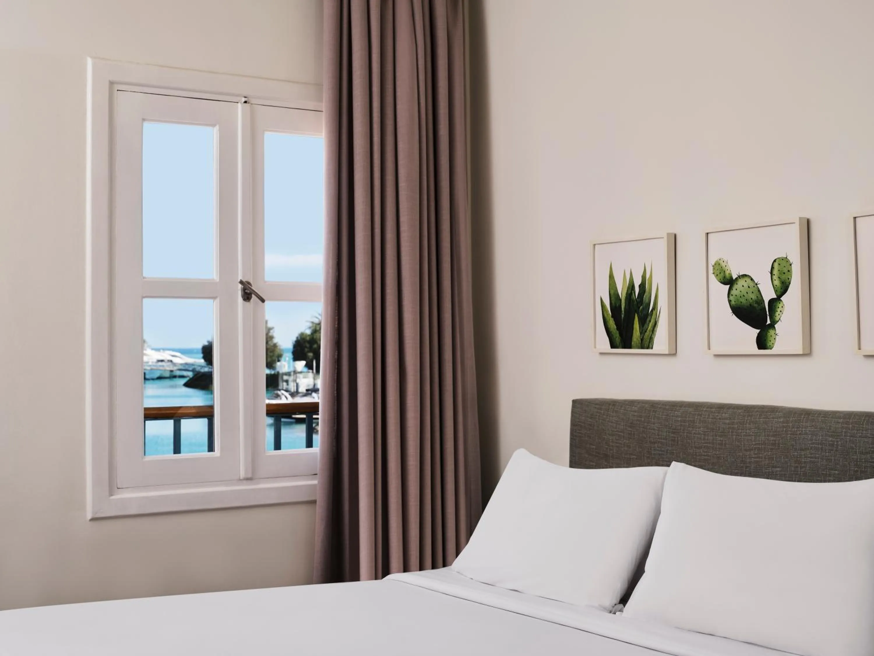 View (from property/room), Bed in Captain's Inn Hotel