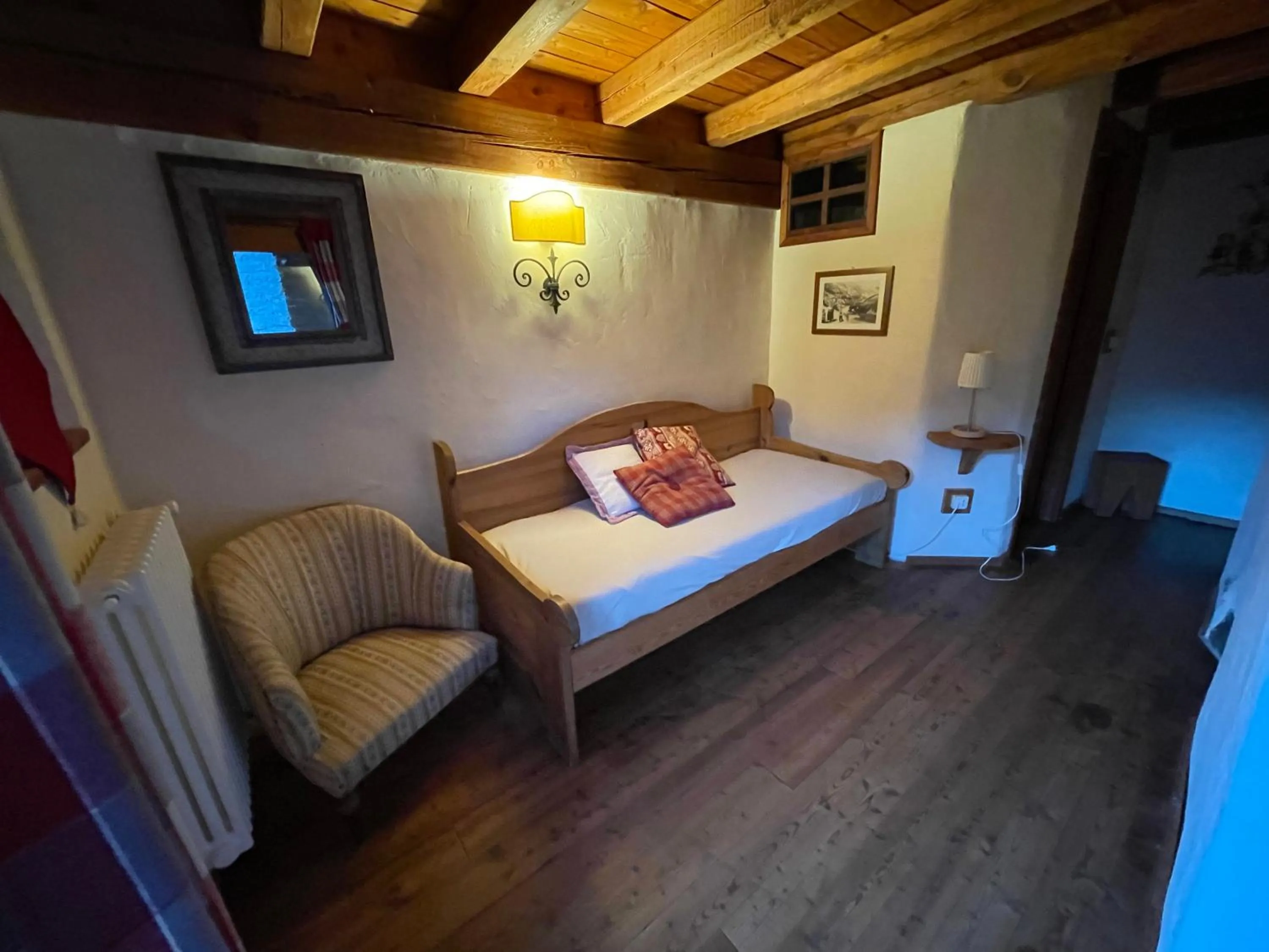 Seating area, Bed in Maison de Noé