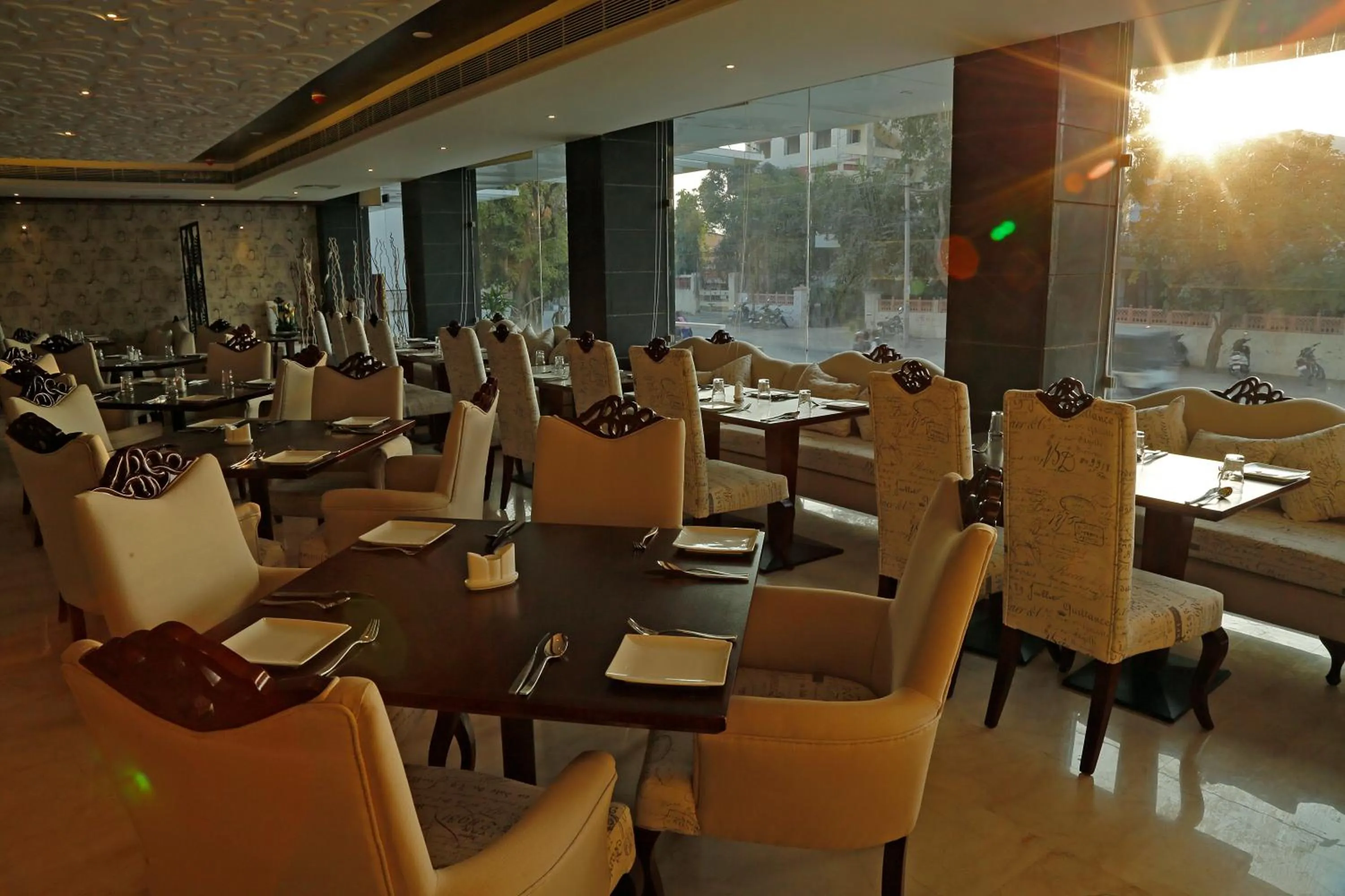 Restaurant/places to eat in Hotel LN Courtyard