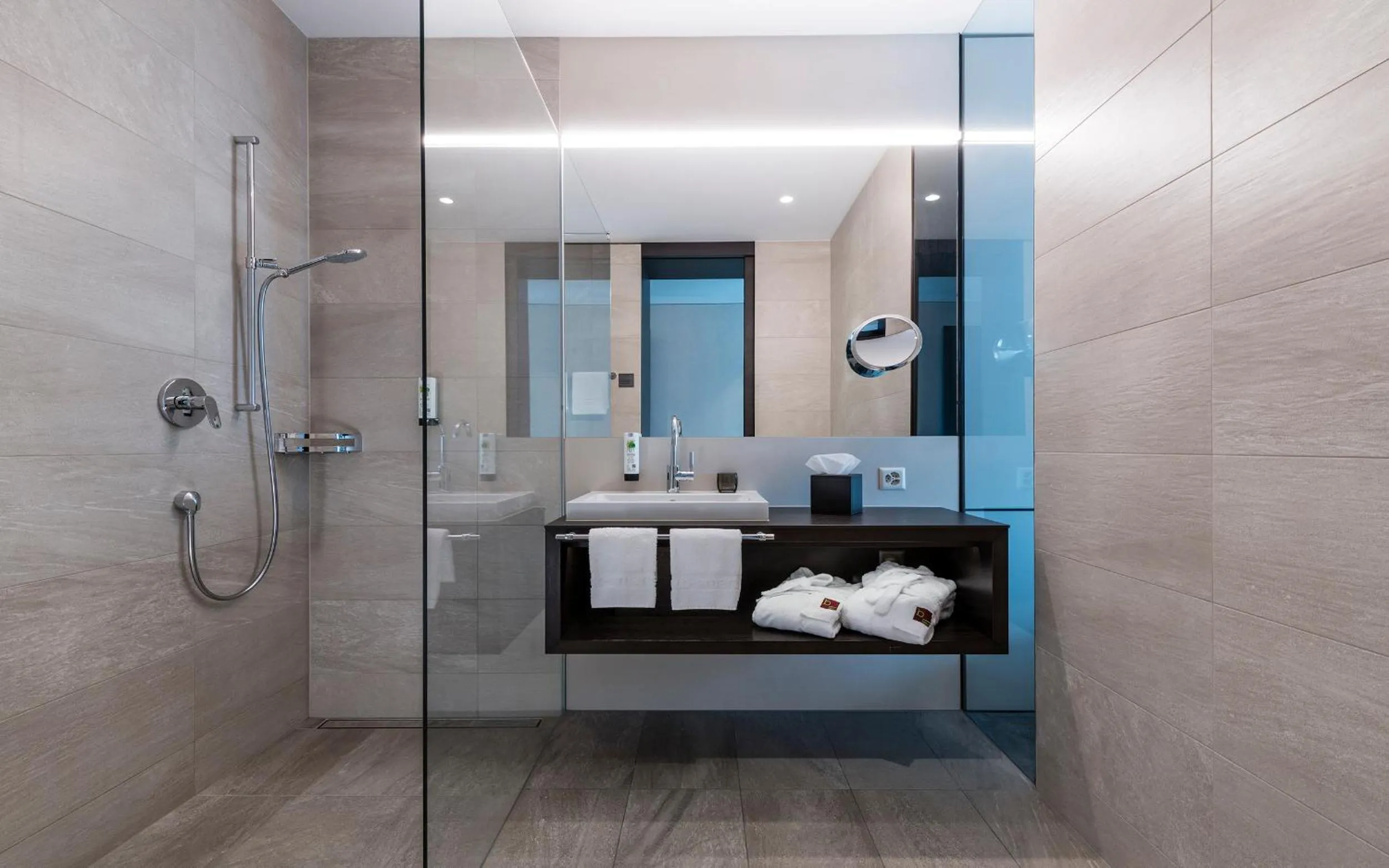 Shower in b-smart hotel Bendern