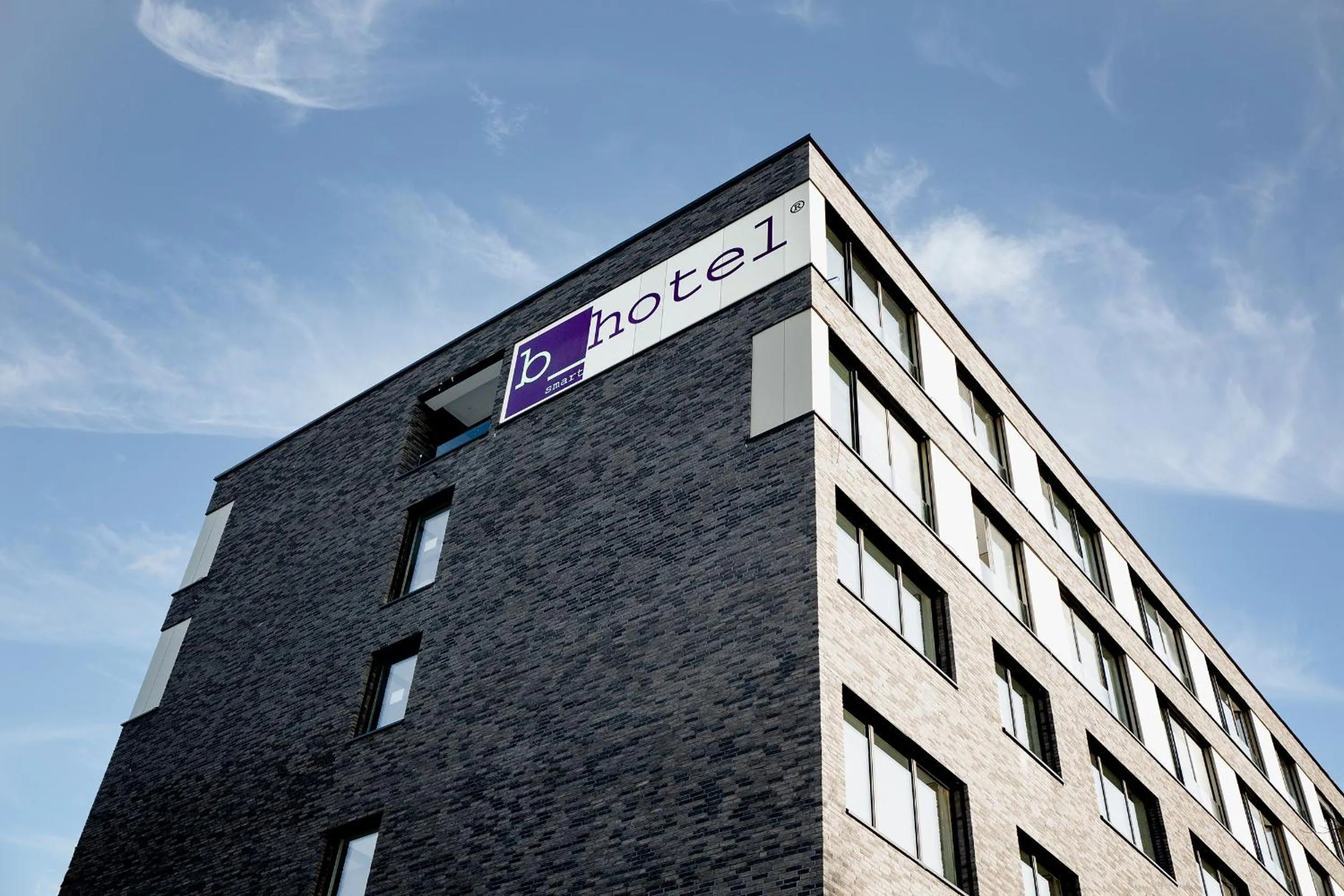 Facade/entrance in b-smart hotel Bendern