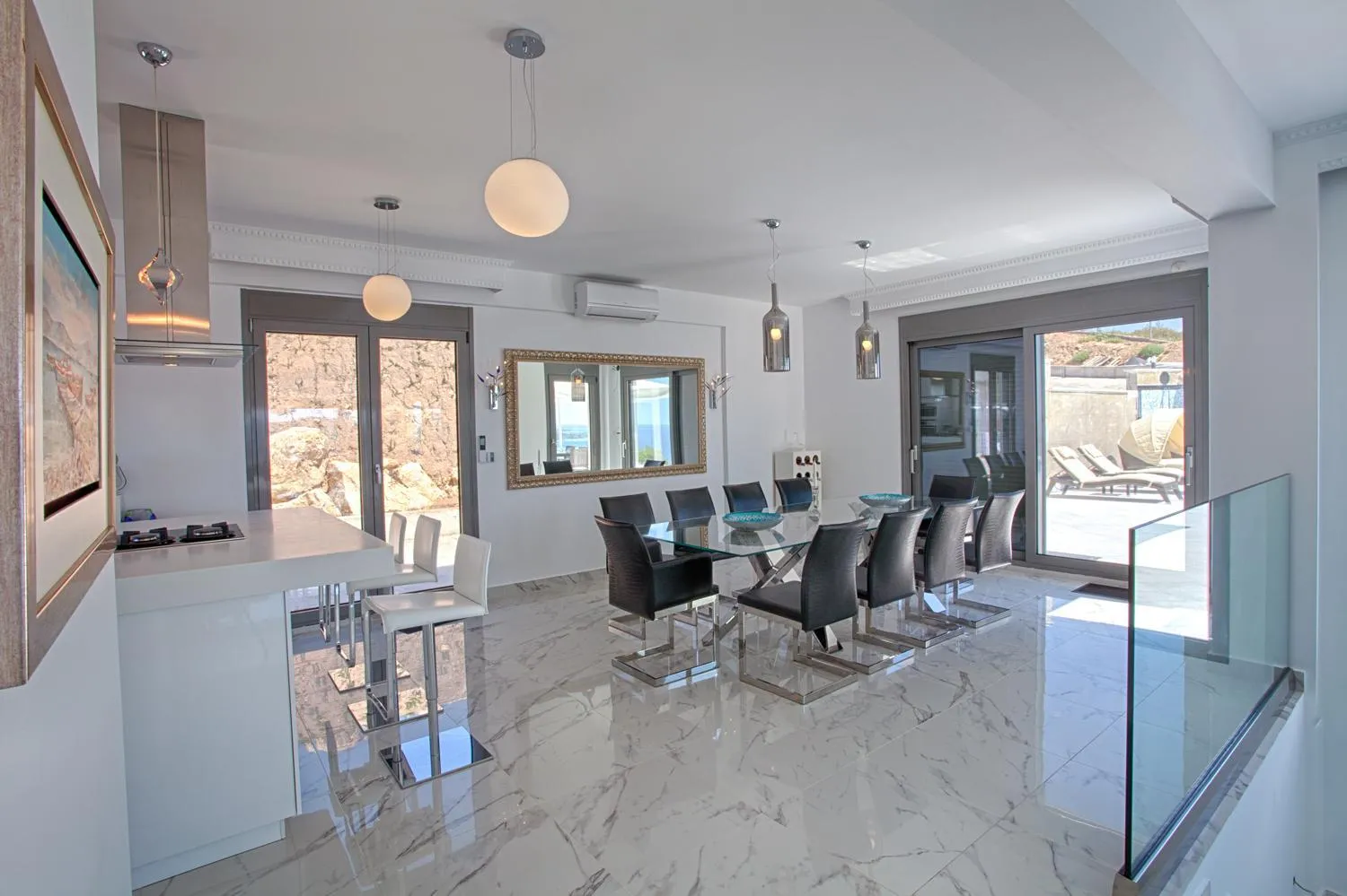 Dining area in Villa White Pearl