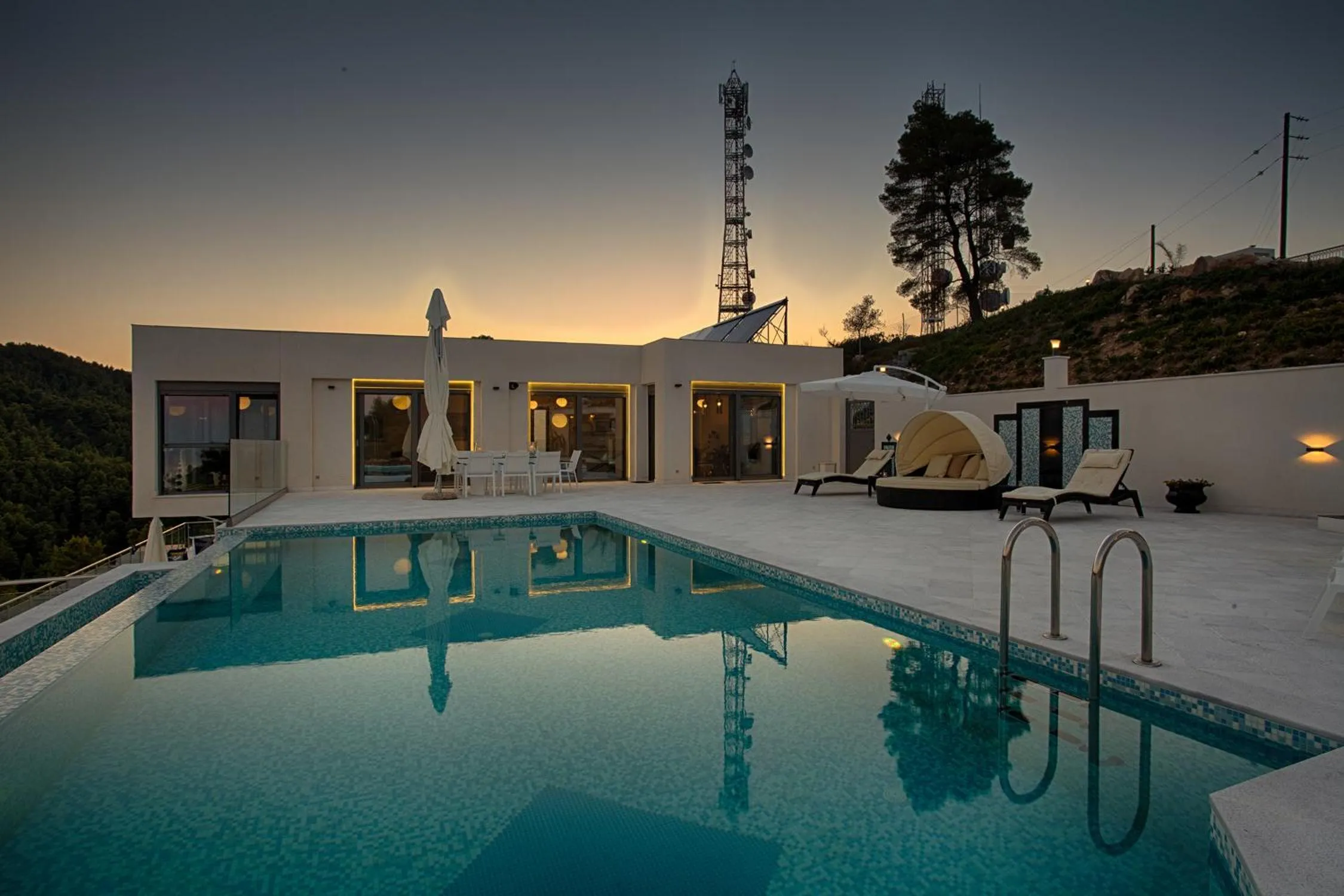 Swimming pool in Villa White Pearl