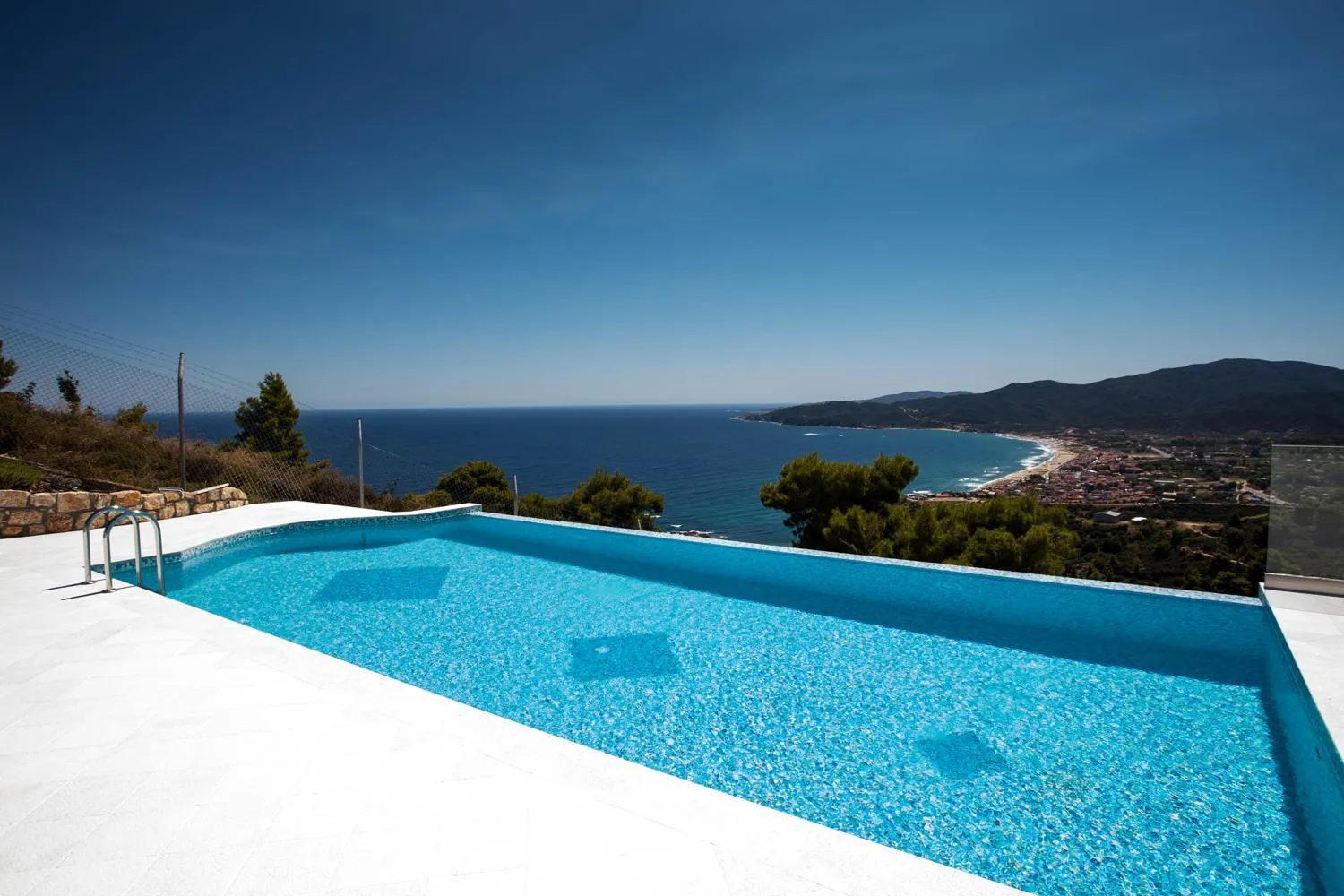 Swimming pool in Villa White Pearl