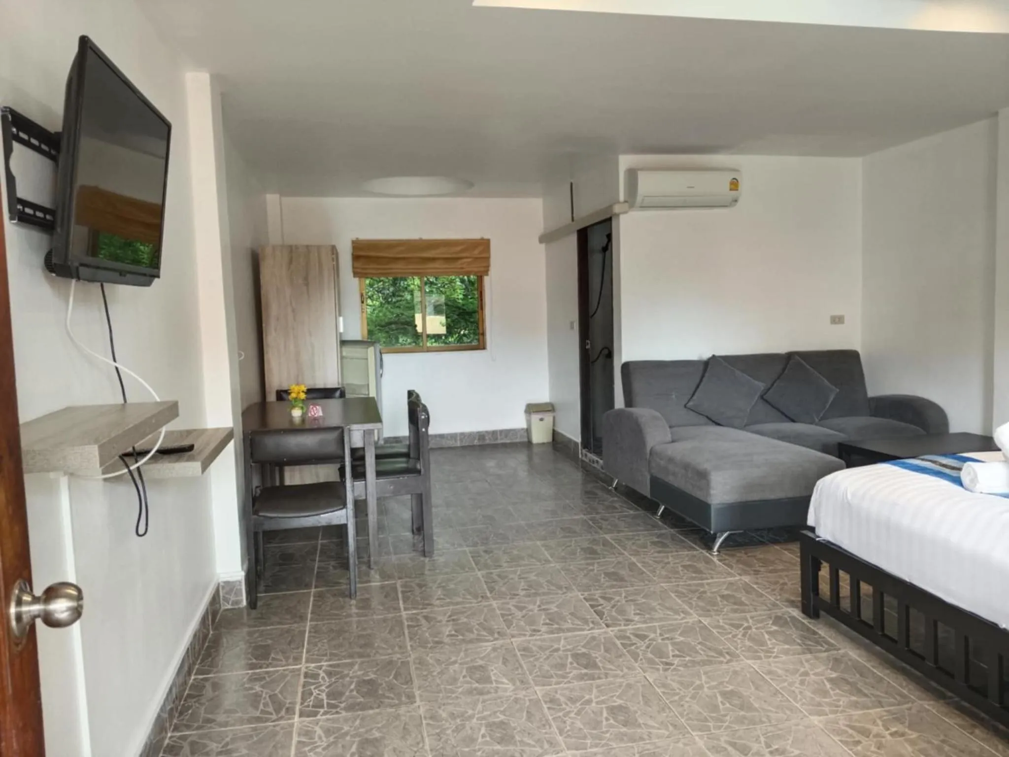 Living room in Phratamnak Inn - 100 meter from Beach