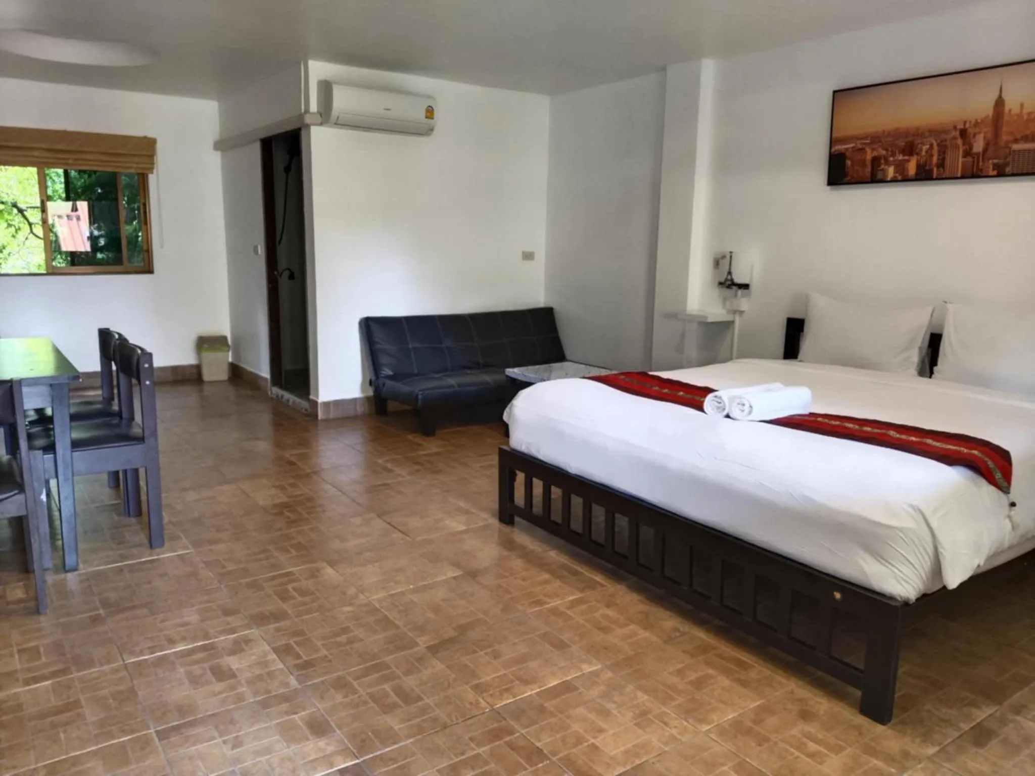 Bed in Phratamnak Inn - 100 meter from Beach