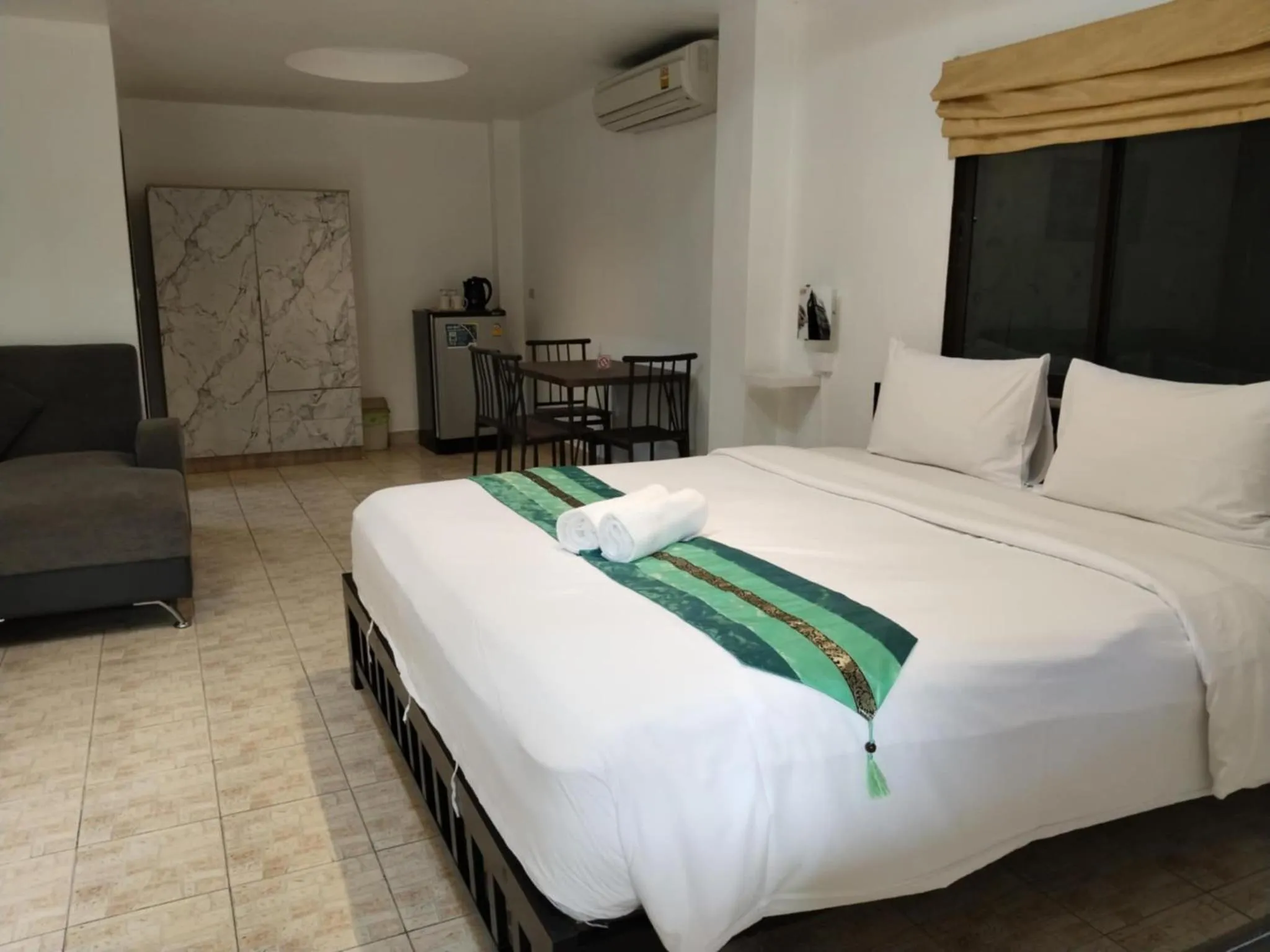Bed in Phratamnak Inn - 100 meter from Beach