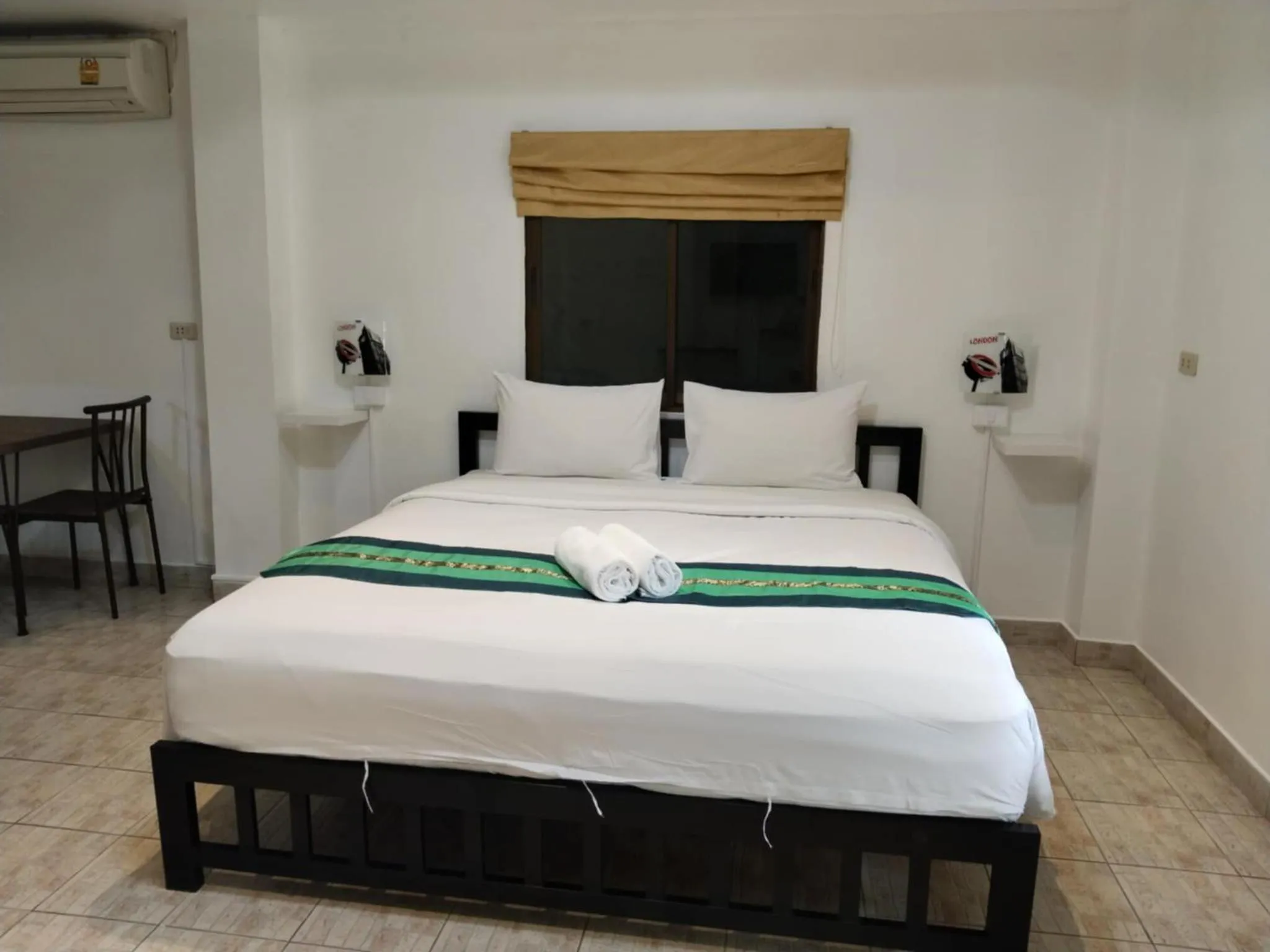 Bed in Phratamnak Inn - 100 meter from Beach