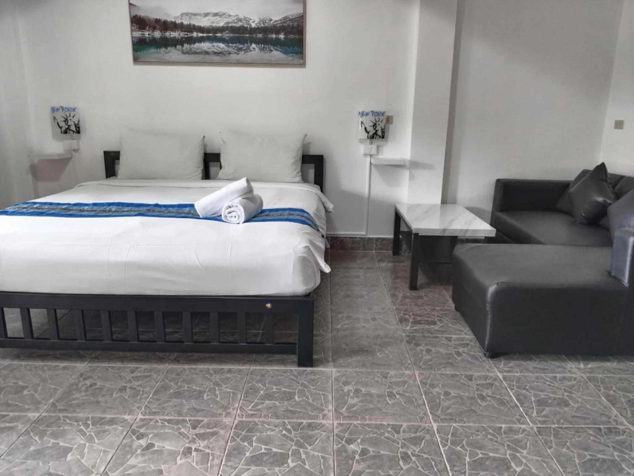 Bed in Phratamnak Inn - 100 meter from Beach