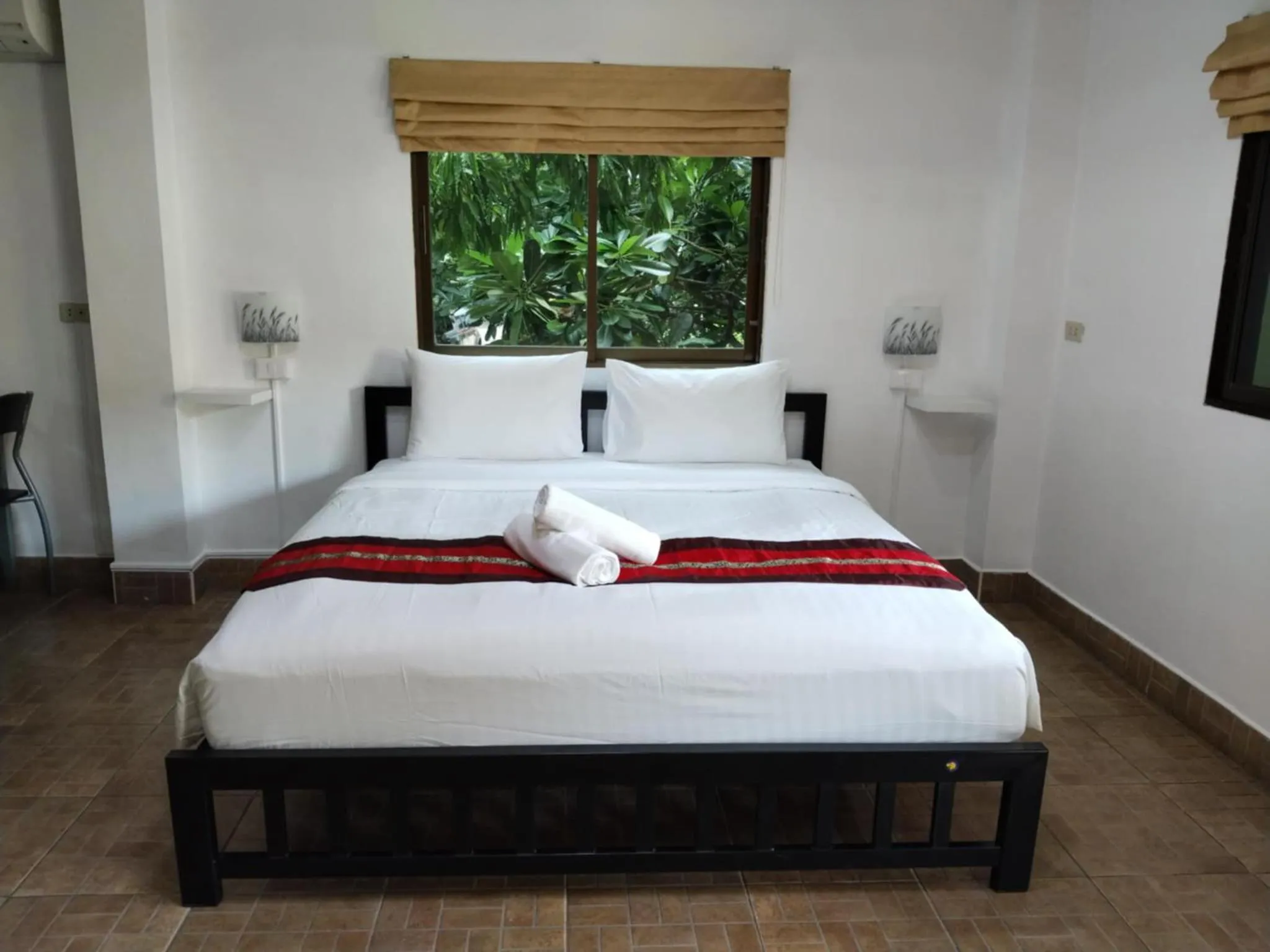 Bed in Phratamnak Inn - 100 meter from Beach