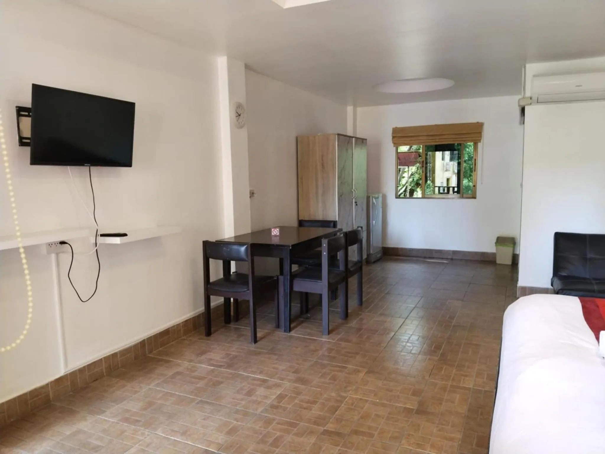 TV and multimedia in Phratamnak Inn - 100 meter from Beach