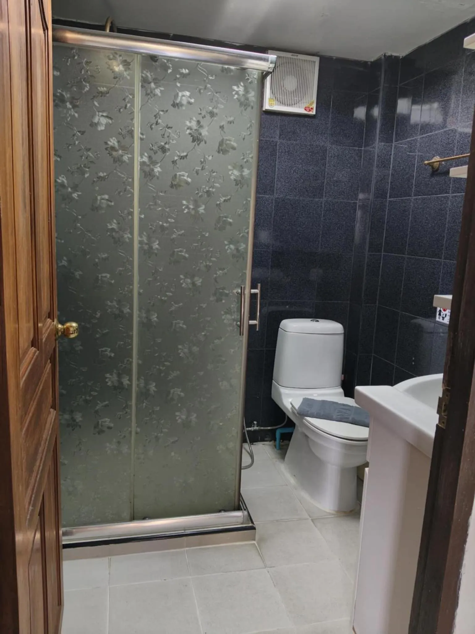 Toilet in Phratamnak Inn - 100 meter from Beach