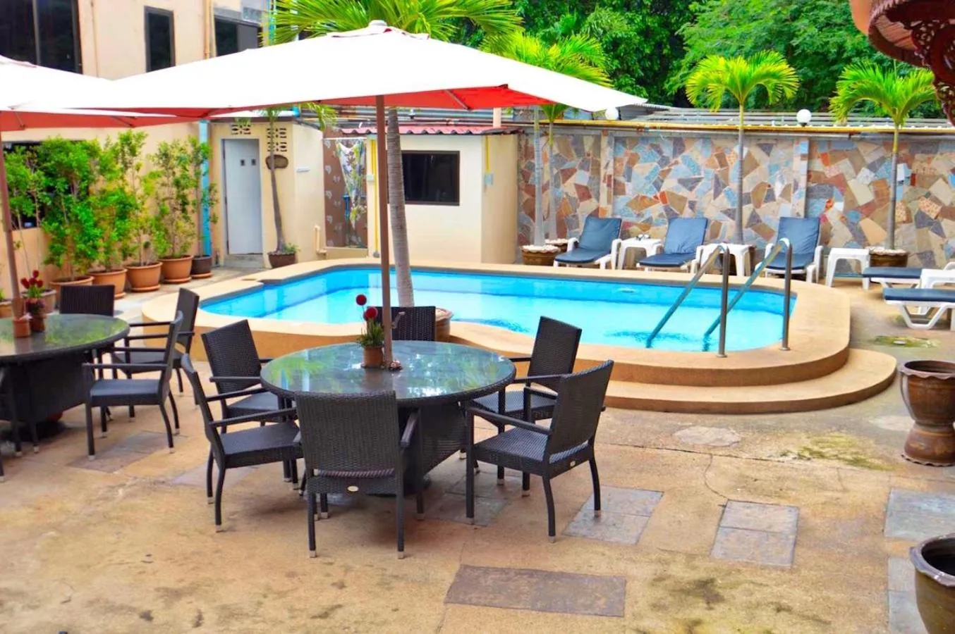 Patio in Phratamnak Inn - 100 meter from Beach