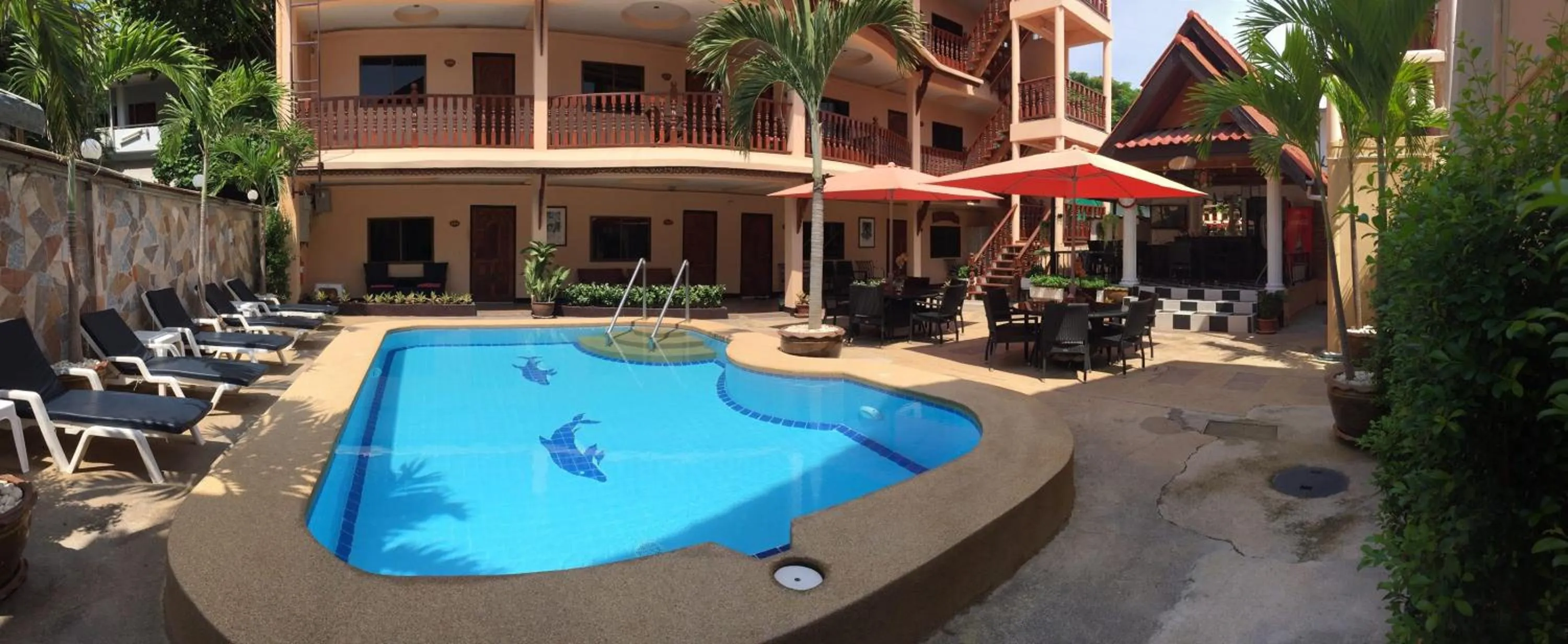 Deluxe Double Room in Phratamnak Inn - 100 meter from Beach