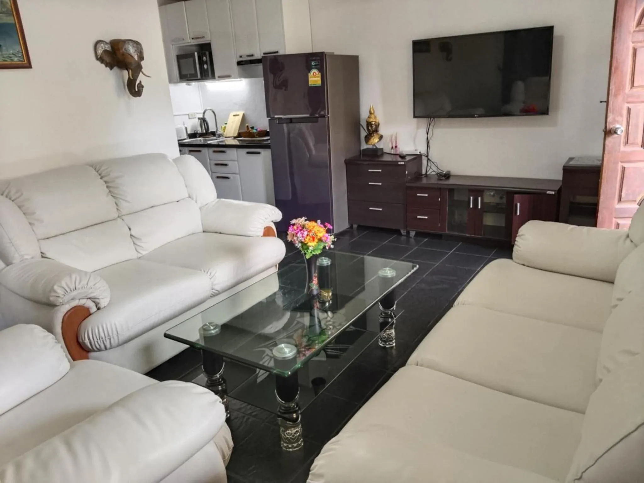 TV and multimedia in Phratamnak Inn - 100 meter from Beach