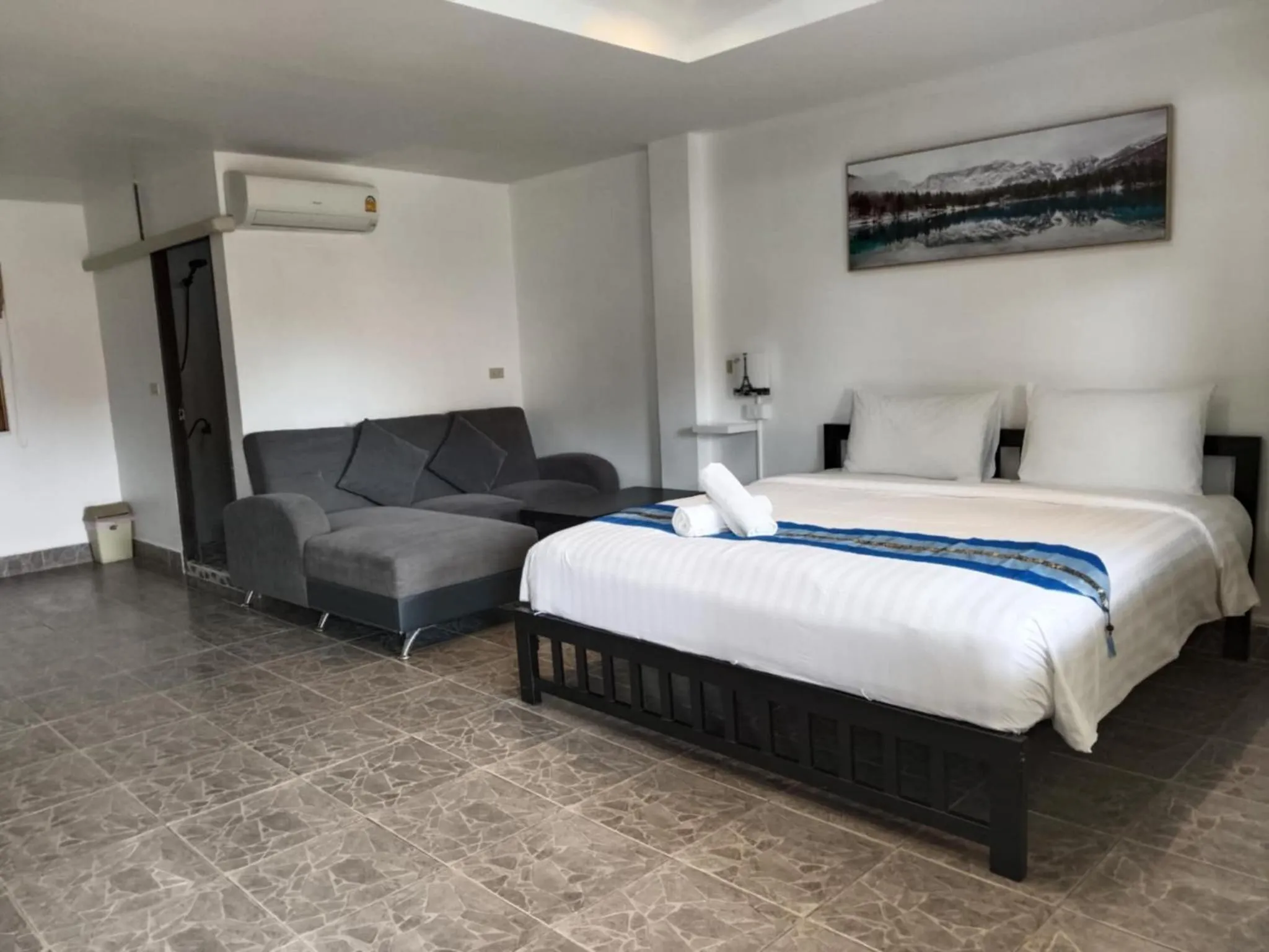 Bed in Phratamnak Inn - 100 meter from Beach