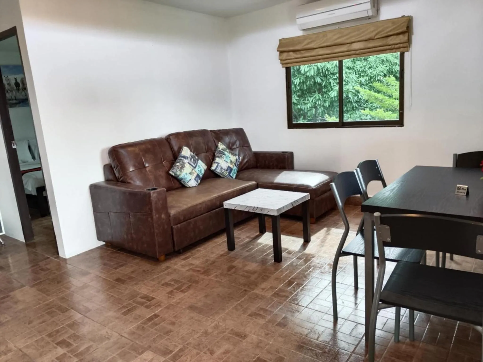 Living room in Phratamnak Inn - 100 meter from Beach