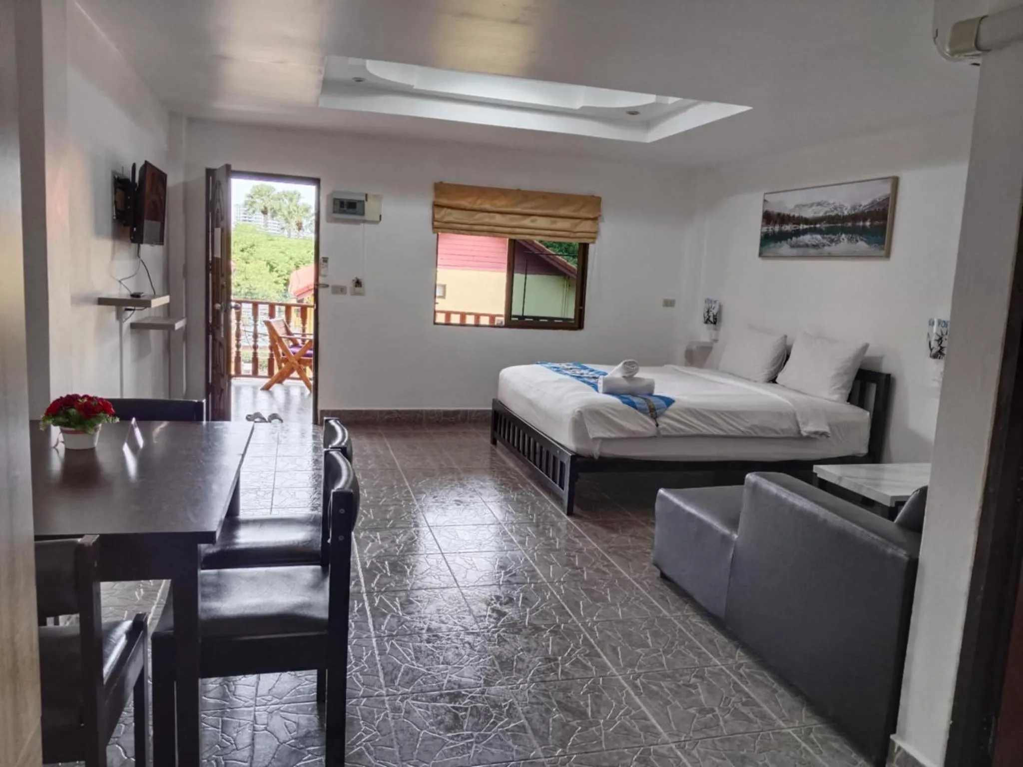 Bed in Phratamnak Inn - 100 meter from Beach