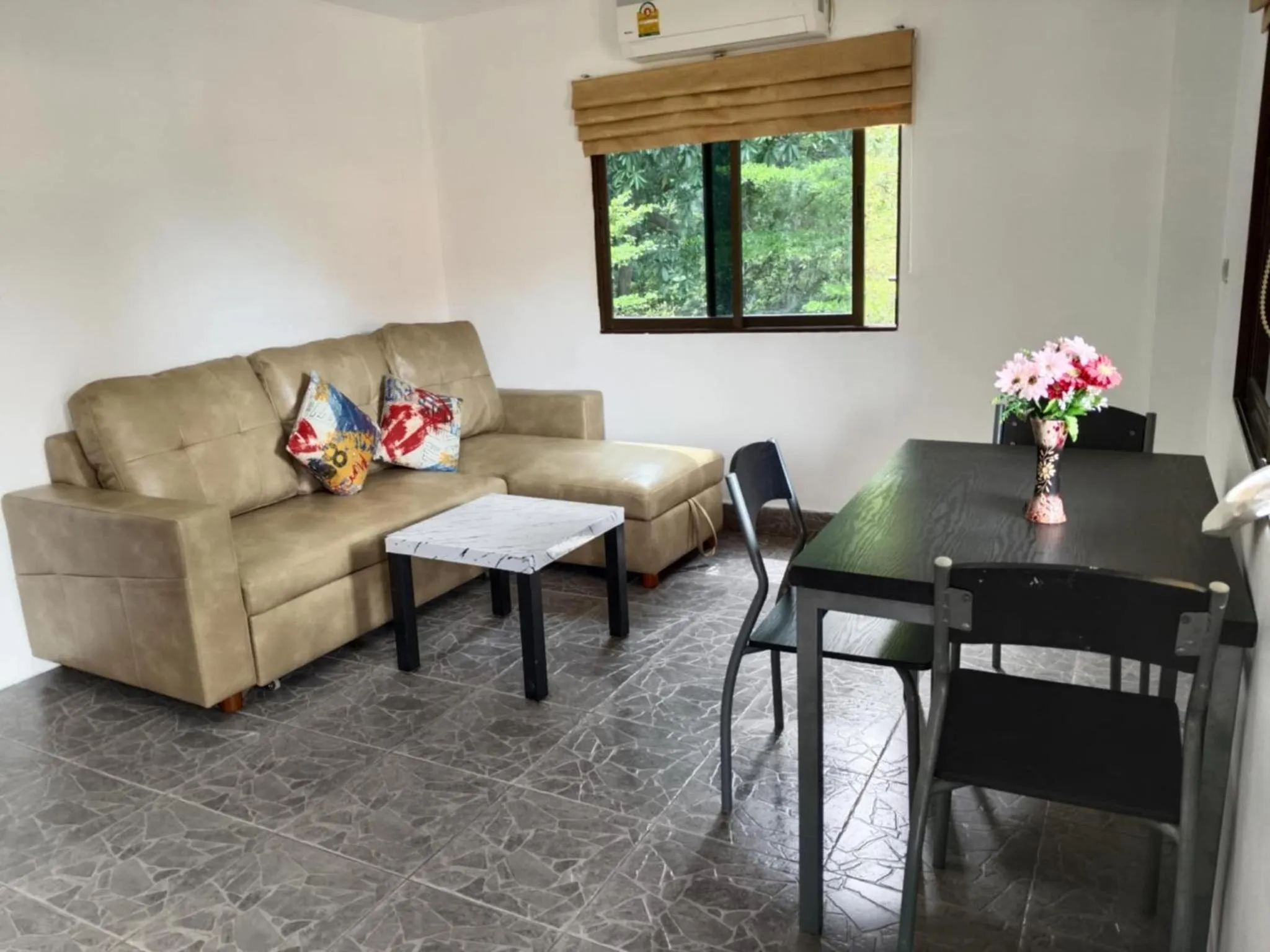 Living room in Phratamnak Inn - 100 meter from Beach