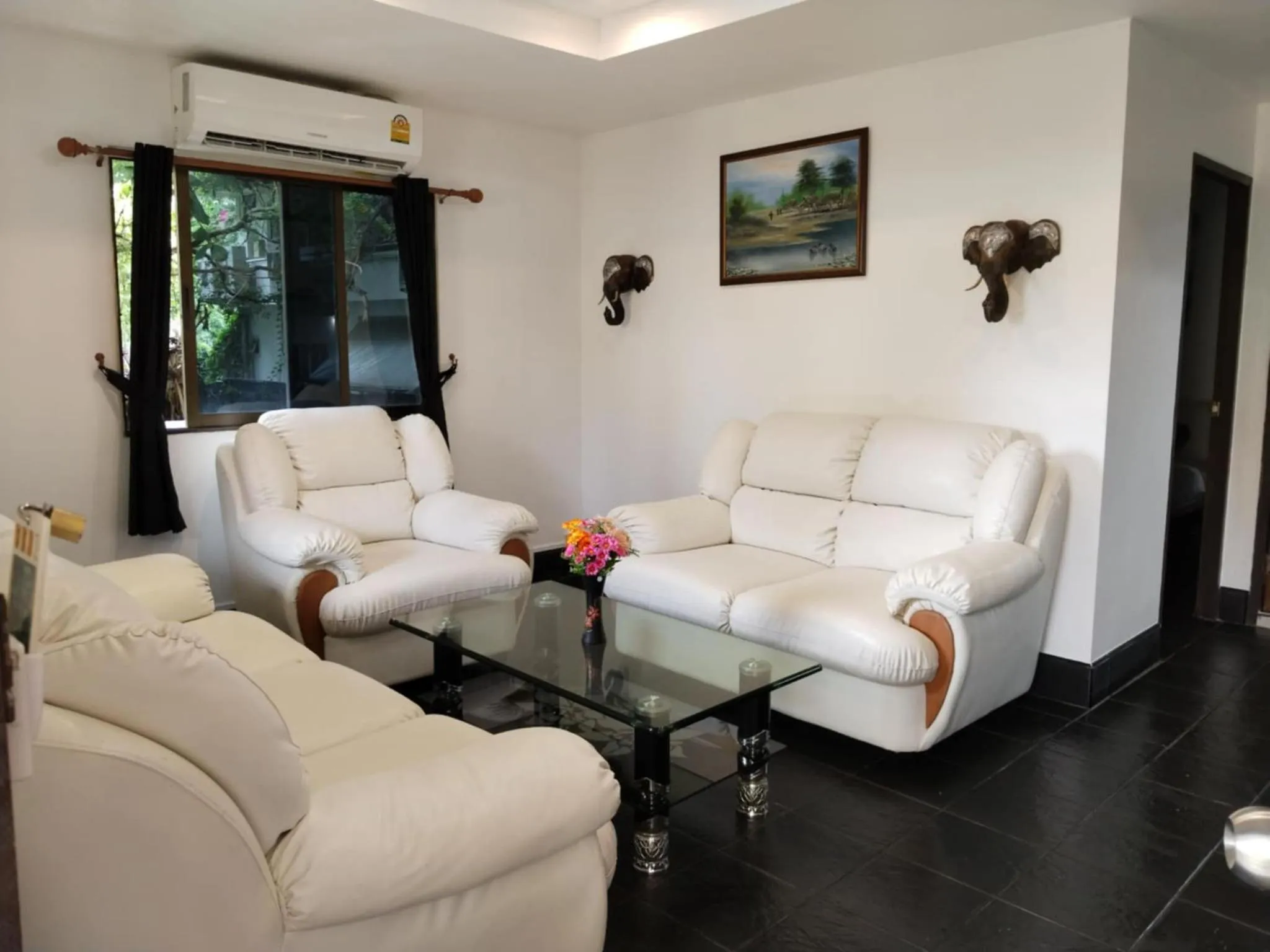 Living room in Phratamnak Inn - 100 meter from Beach