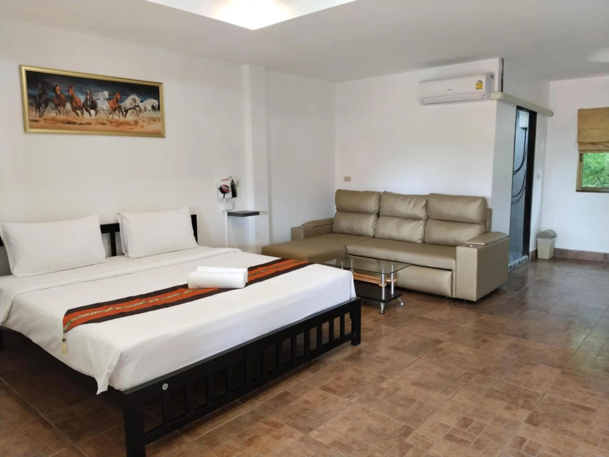 Bed in Phratamnak Inn - 100 meter from Beach