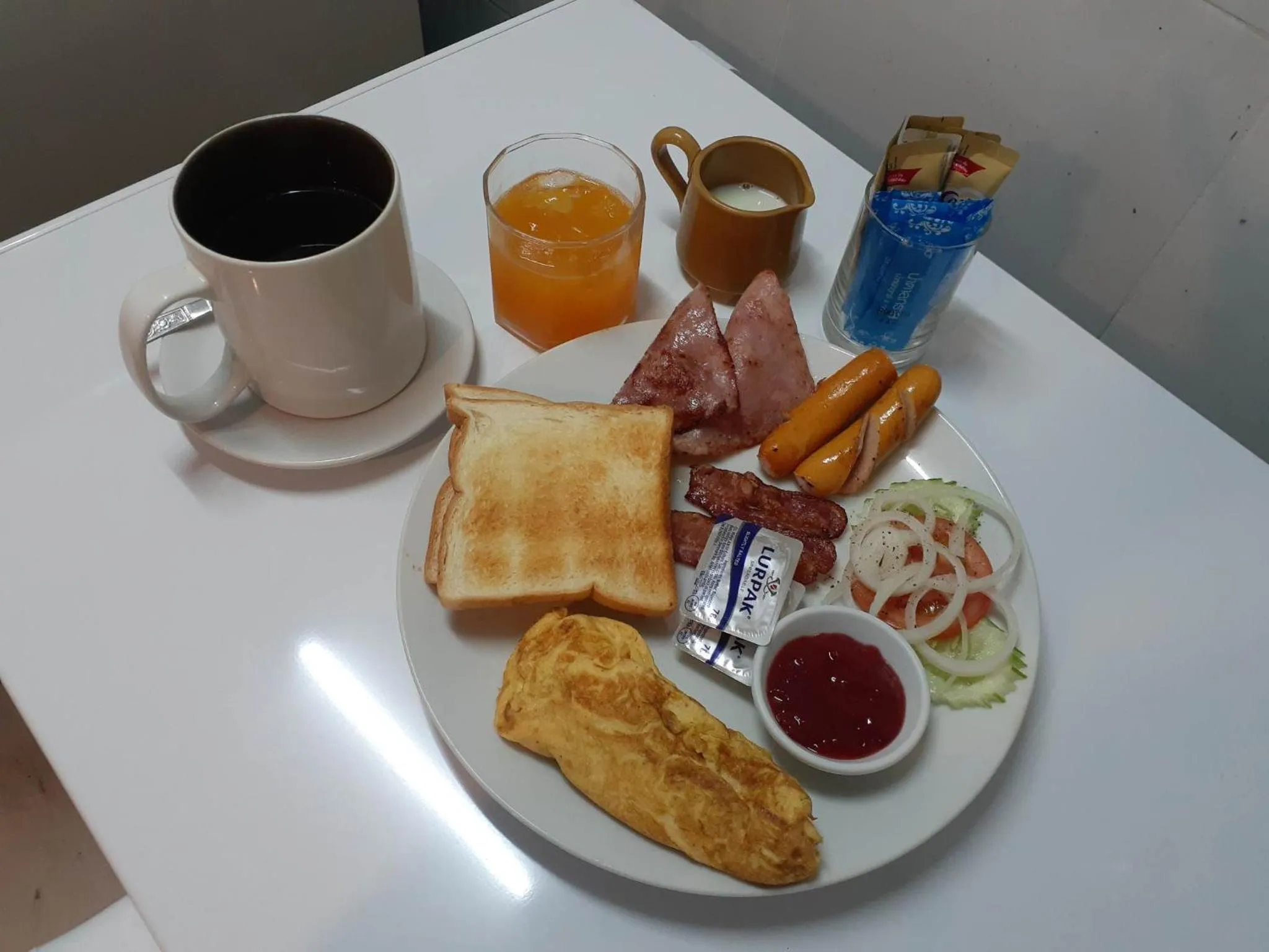 Breakfast in Phratamnak Inn - 100 meter from Beach